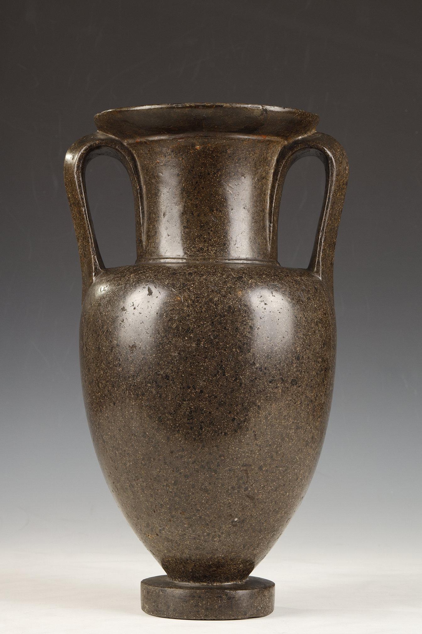 Diese seltene Vase aus grauem Pidocchioso-Porphyr hat eine antike Form, die sich eng an die eines Urnenentwurfs anlehnt, der Louis-Jean Desprez (1743-1804) zugeschrieben wird, einem französischen Maler und Architekten, der in Schweden für König