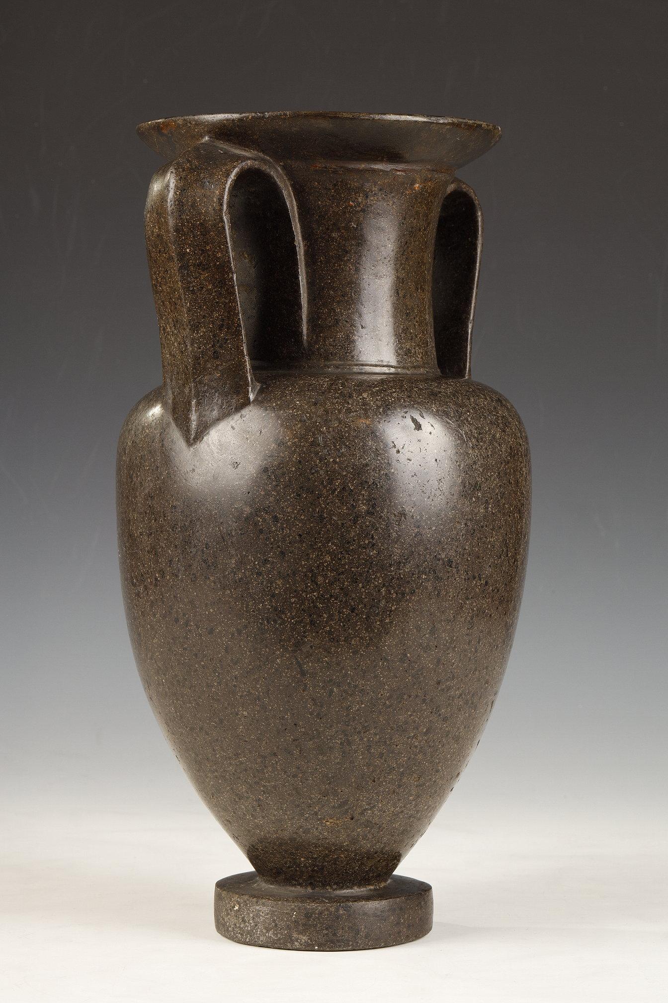 Amphora-förmige Porphyrvase, Frankreich, spätes 18. Jahrhundert (Französisch) im Angebot