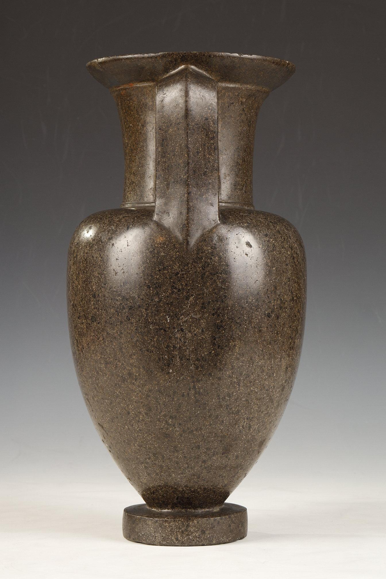 Amphora-Shaped Porphyry Vase, France, Late 18th Century In Good Condition For Sale In PARIS, FR