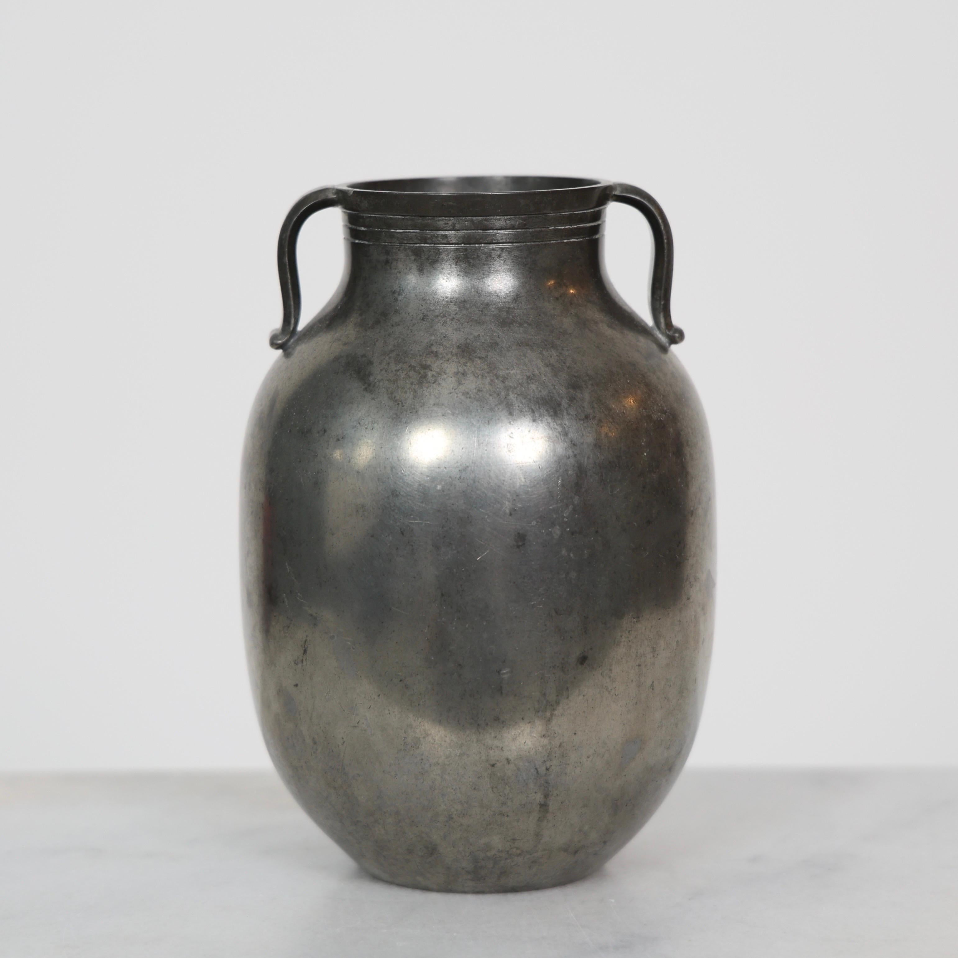Amphora-Style Pewter Vase by Just Andersen, 1920s, Denmark principios del siglo XX en venta