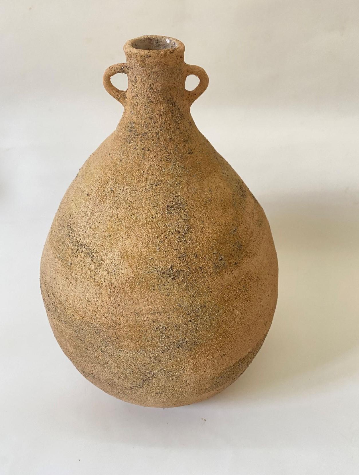 Vaso Amphora di Oikos Estudio
Fatto a mano
Dimensioni: D 20 x H 32 cm (le dimensioni possono variare).
Materiali: Gres ad alta cottura, pigmenti selvatici.

Ogni pezzo è unico e potrebbe presentare leggere variazioni di colore, dimensione e