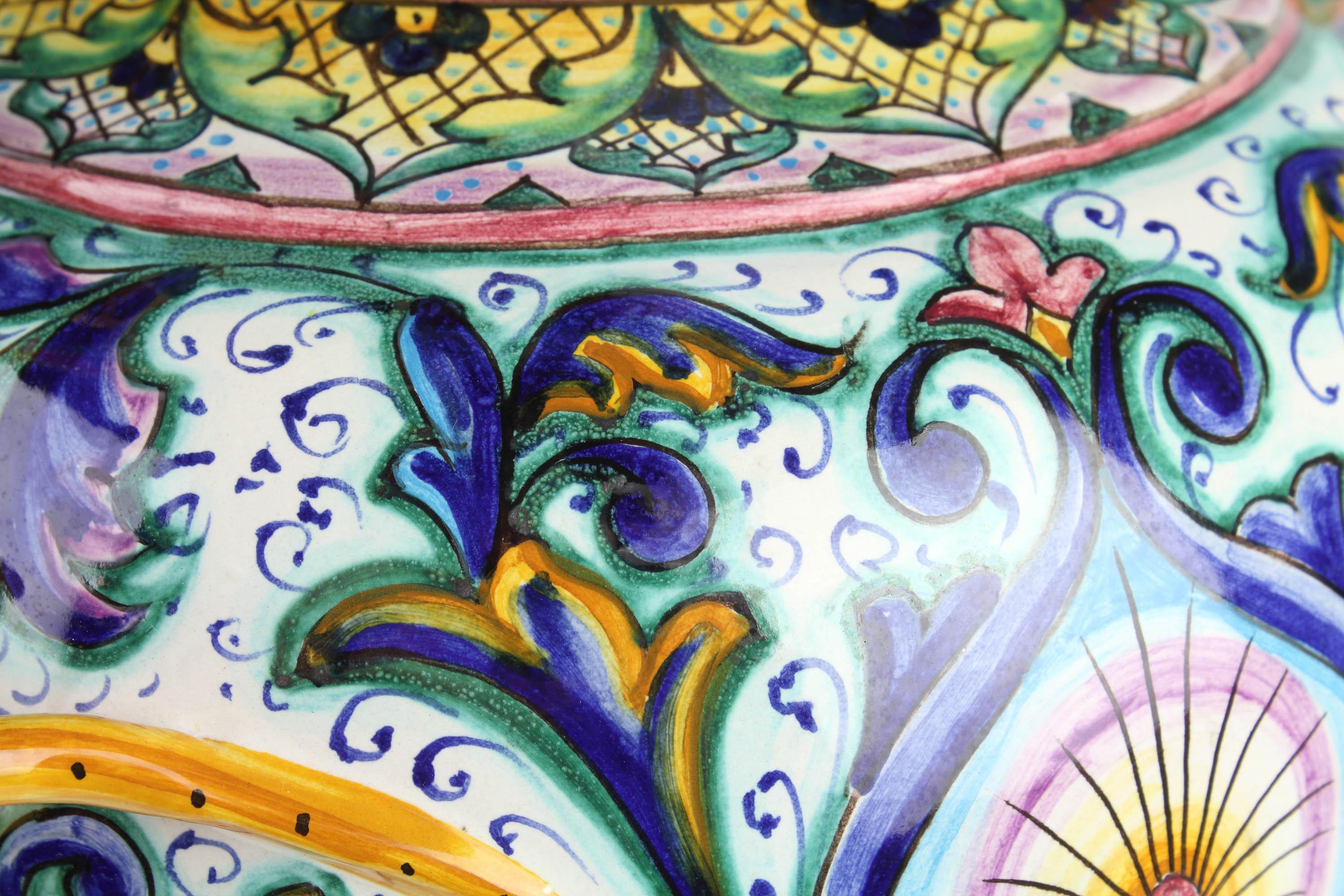 Vase Amphore Poignées ornées peintes à la main Majolique Vase Renaissance Céramique en vente 7