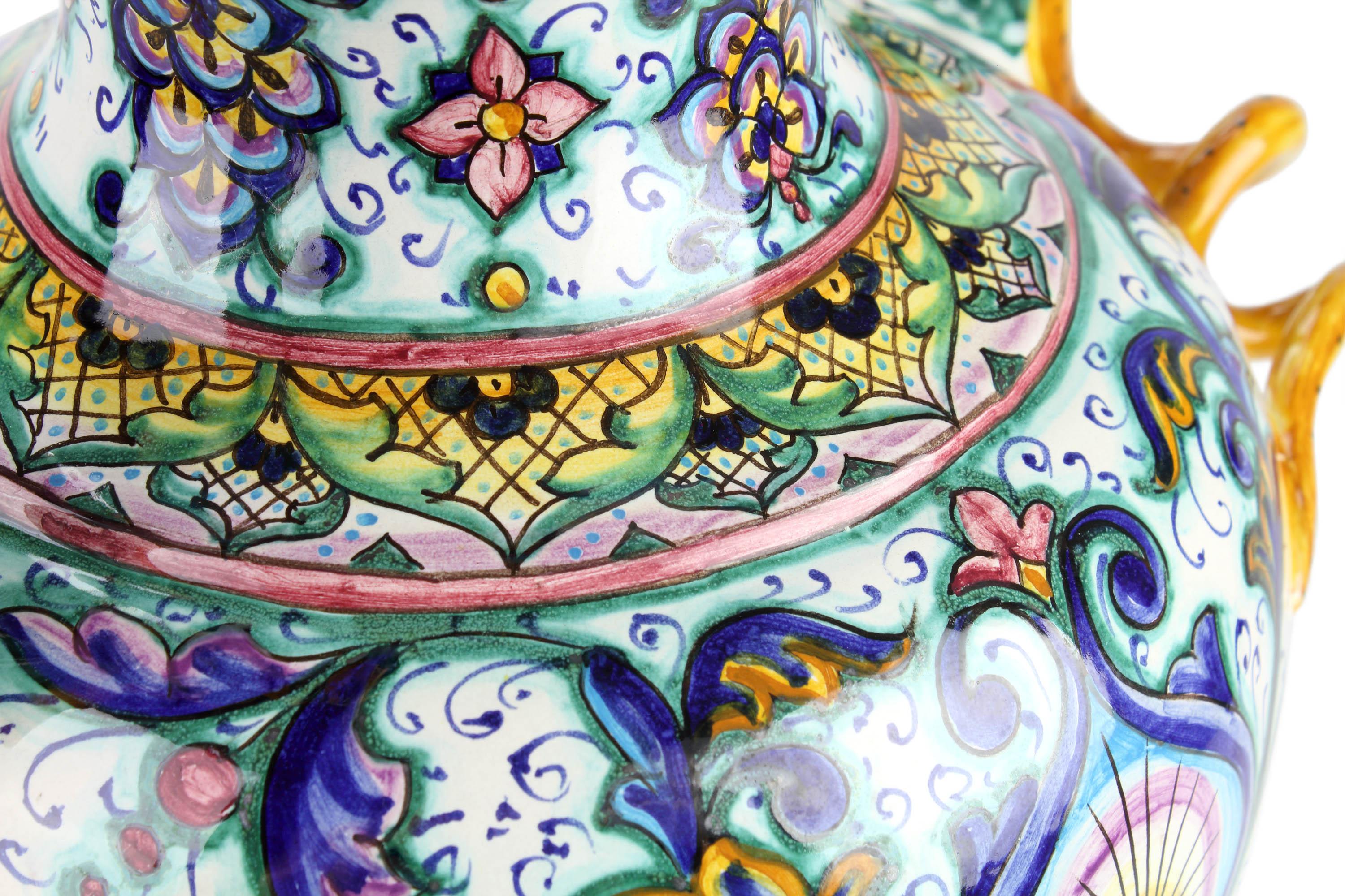 Fait main Vase Amphore Poignées ornées peintes à la main Majolique Vase Renaissance Céramique en vente
