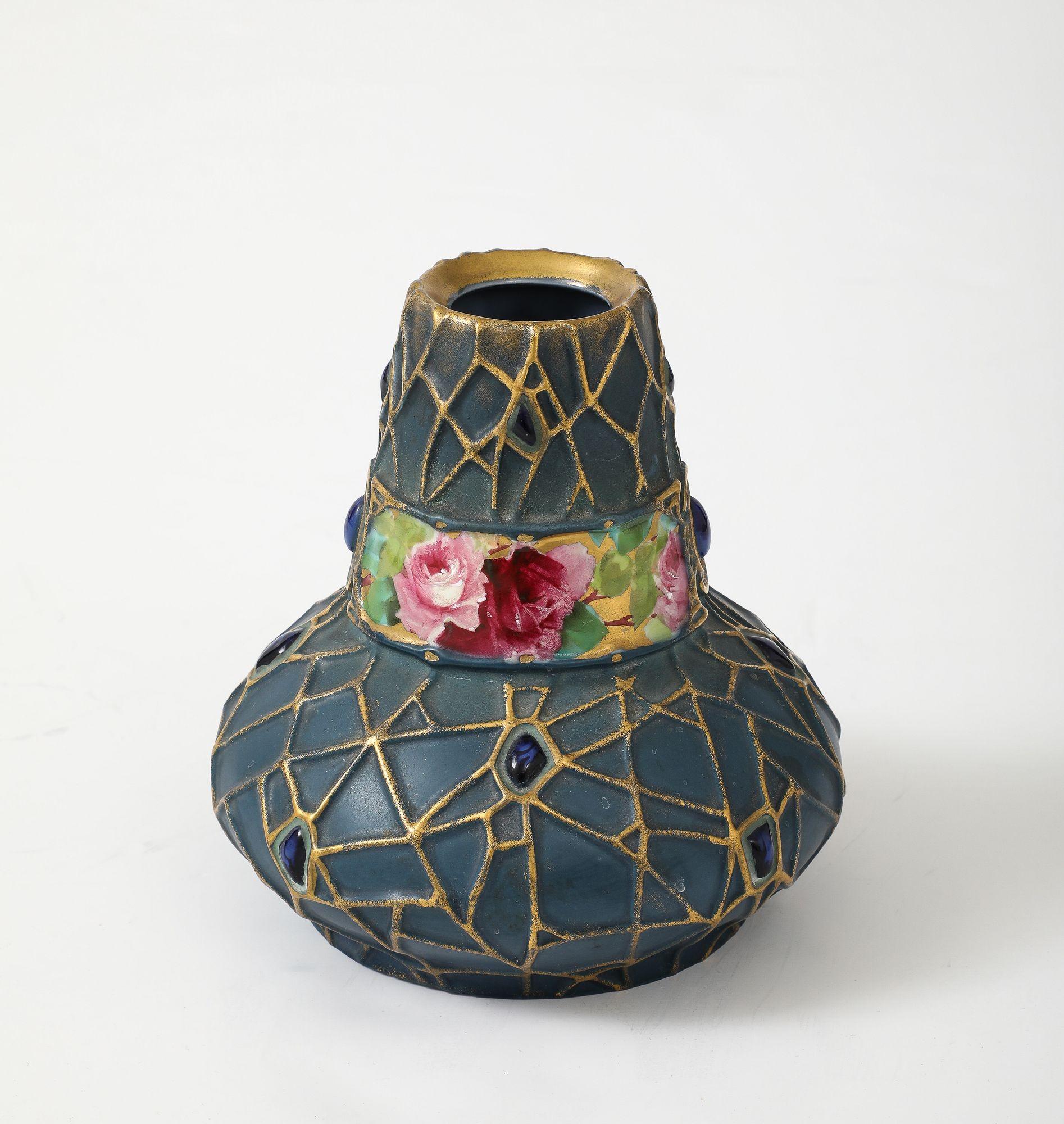 Maravillosa pieza de cerámica austriaca de principios de siglo realizada por la renombrada Amphora Ceramics. Esta cautivadora obra de arte muestra un llamativo diseño de 