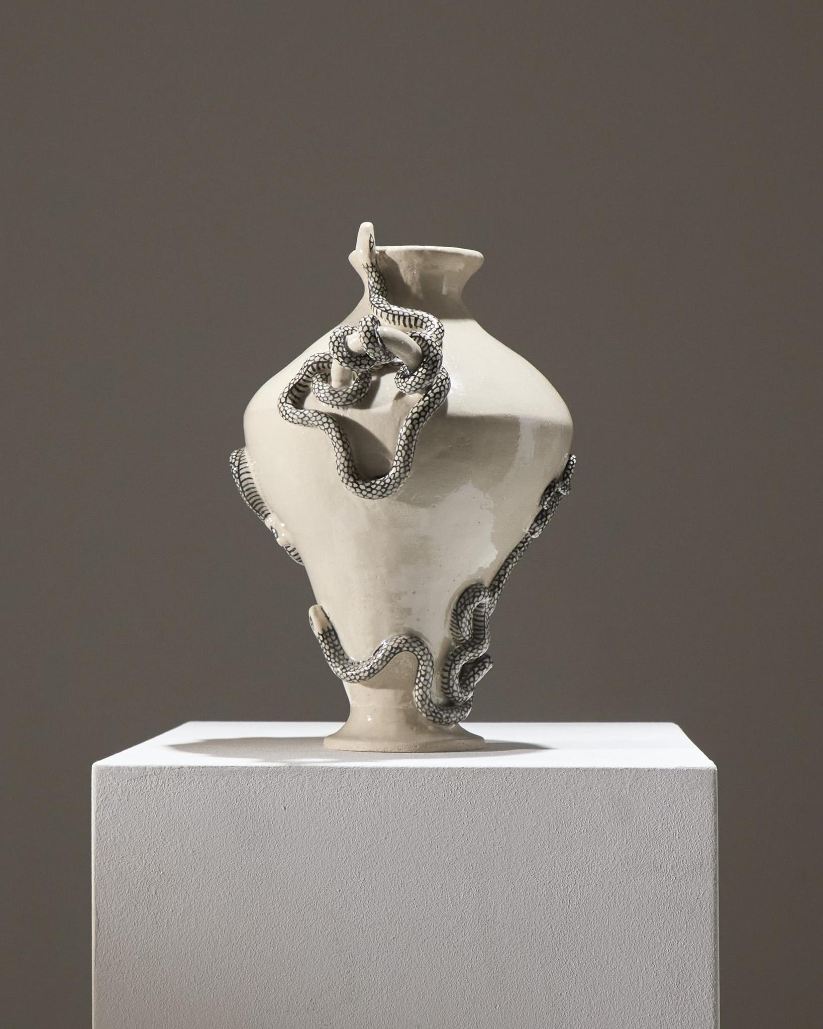 Amphora mit drei Schlangen aus gerilltem und glasiertem weißem Steingut, ein Werk der Künstlerin Lohana Saby.