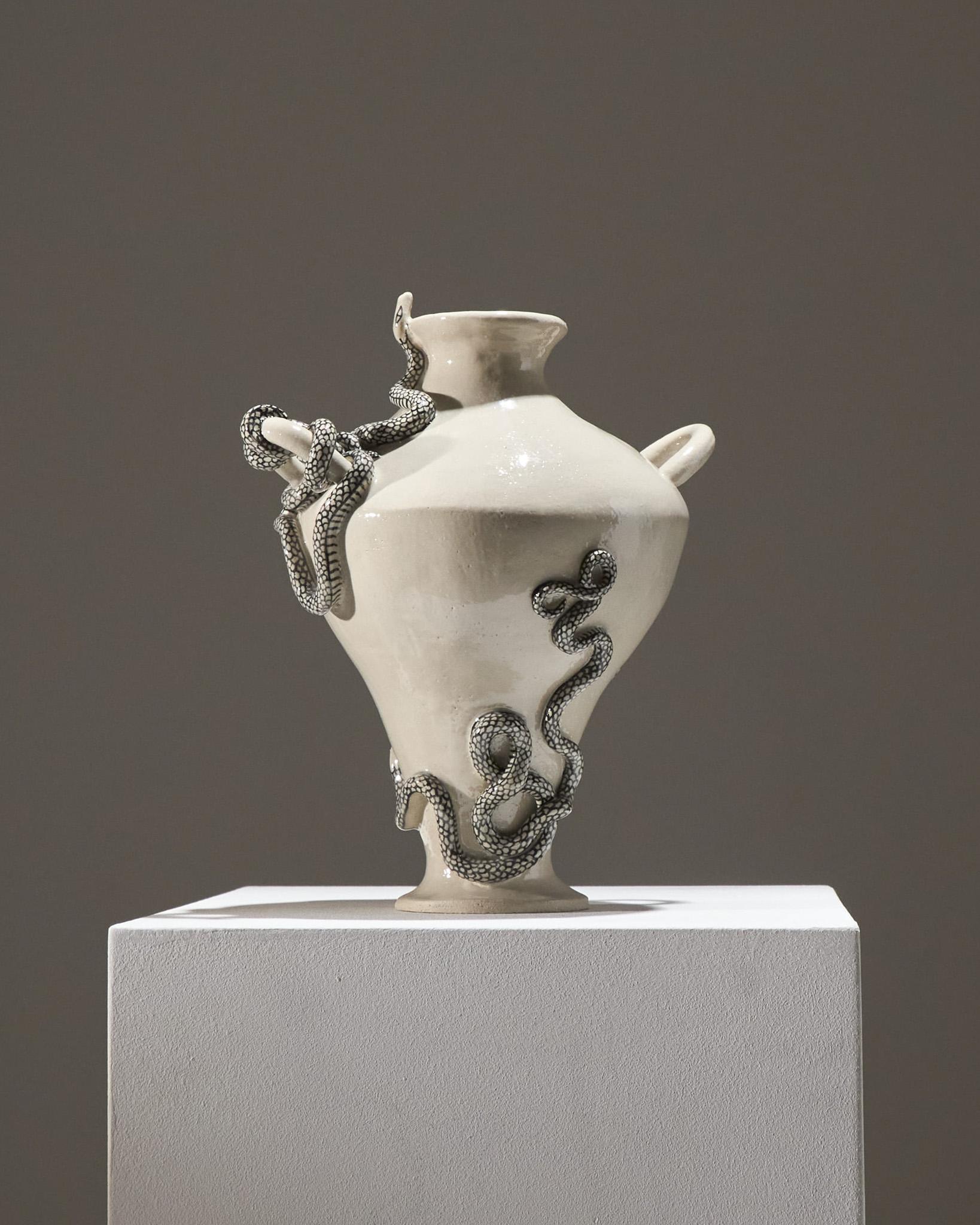 Amphora mit drei Schlangen (Glasiert) im Angebot