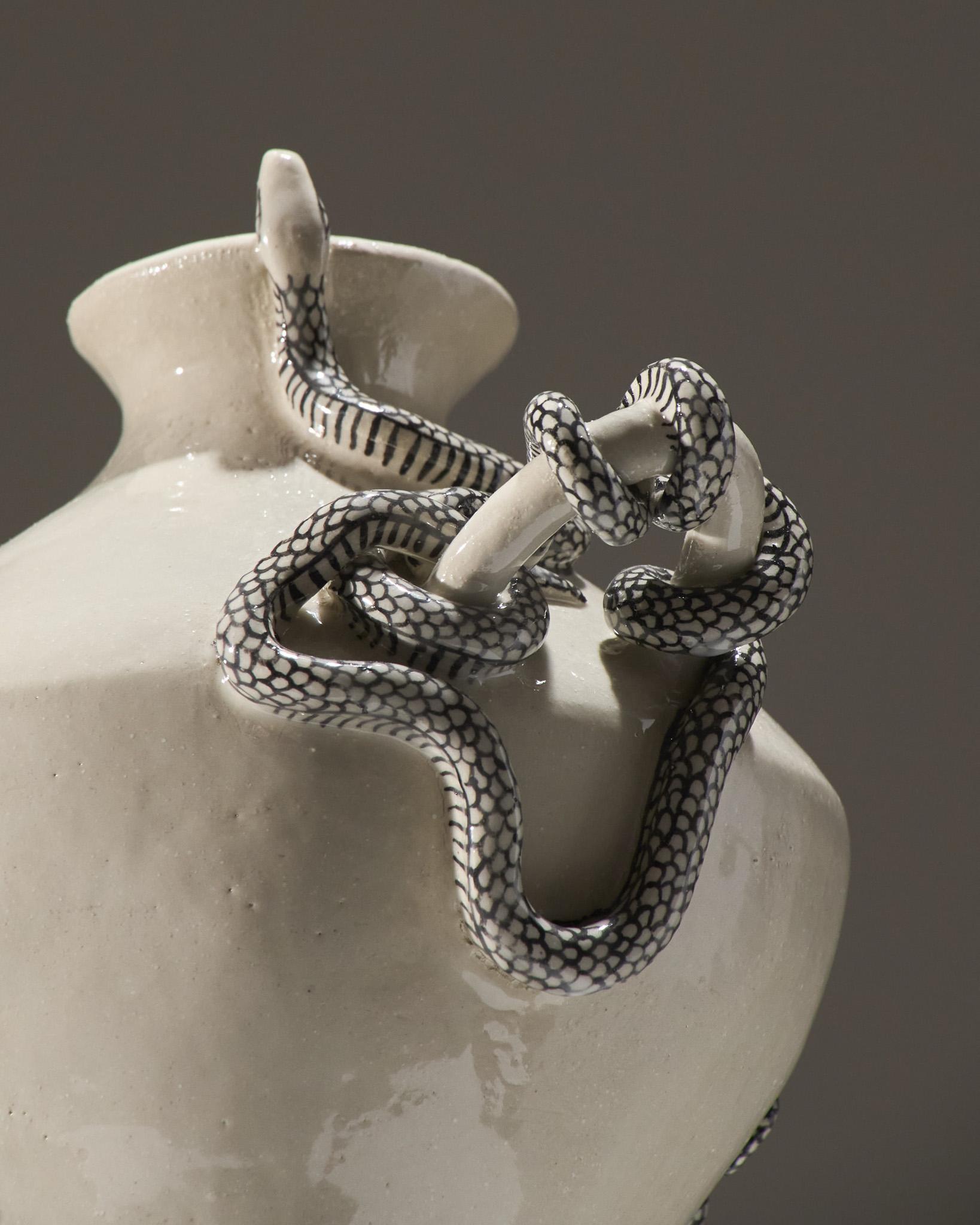 Amphora mit drei Schlangen (21. Jahrhundert und zeitgenössisch) im Angebot