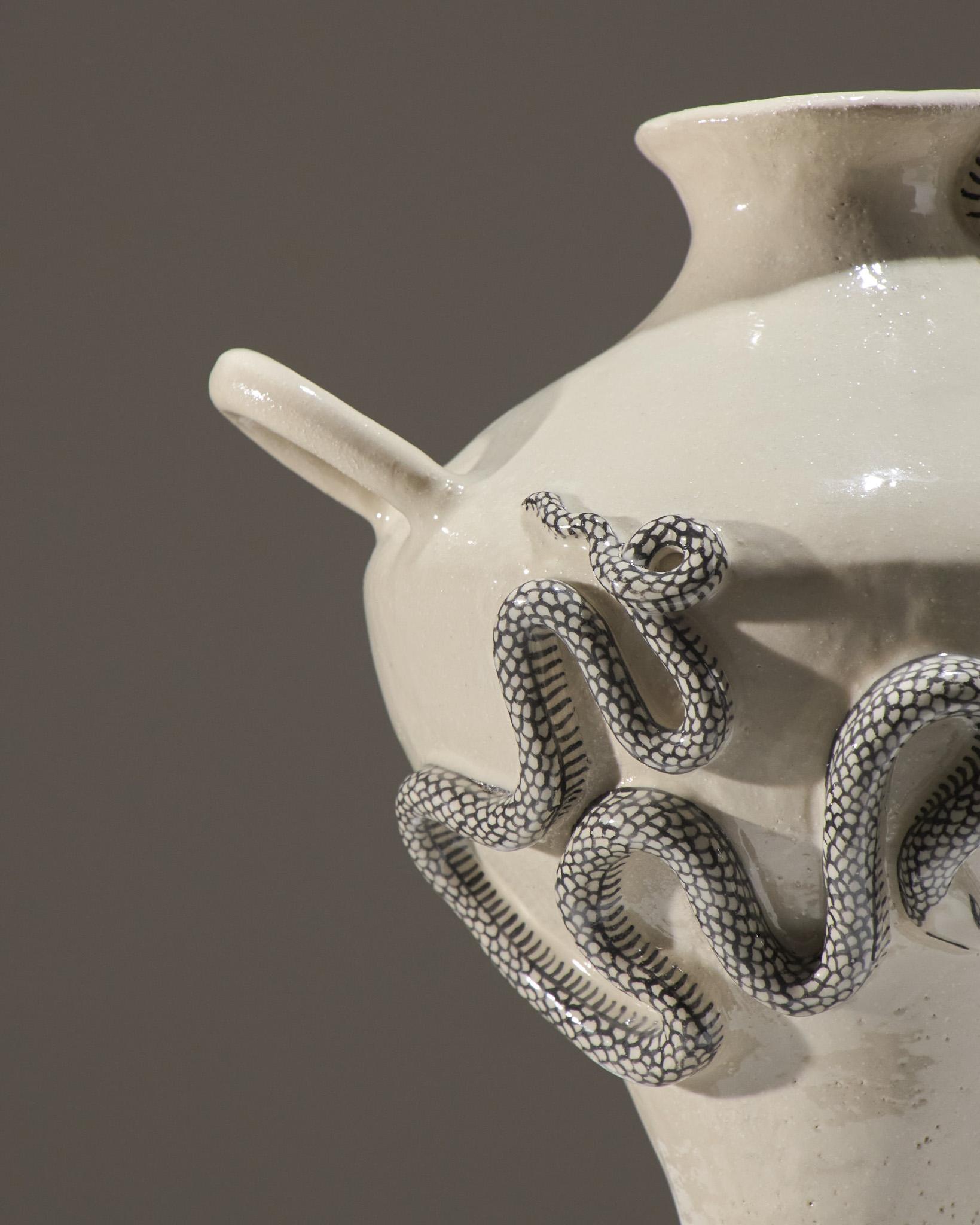 Amphora mit drei Schlangen (Steingut) im Angebot