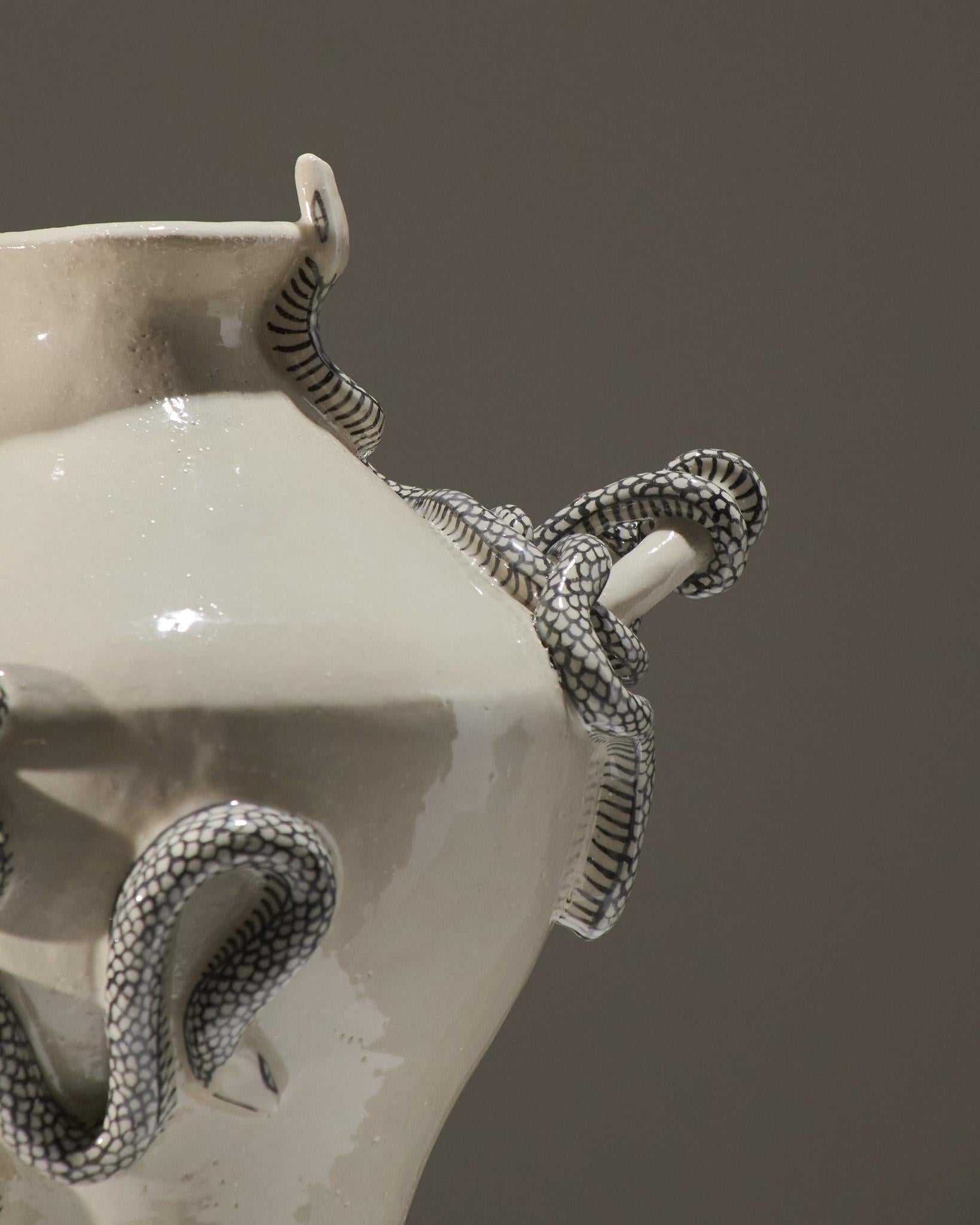 Amphora mit drei Schlangen im Angebot 1