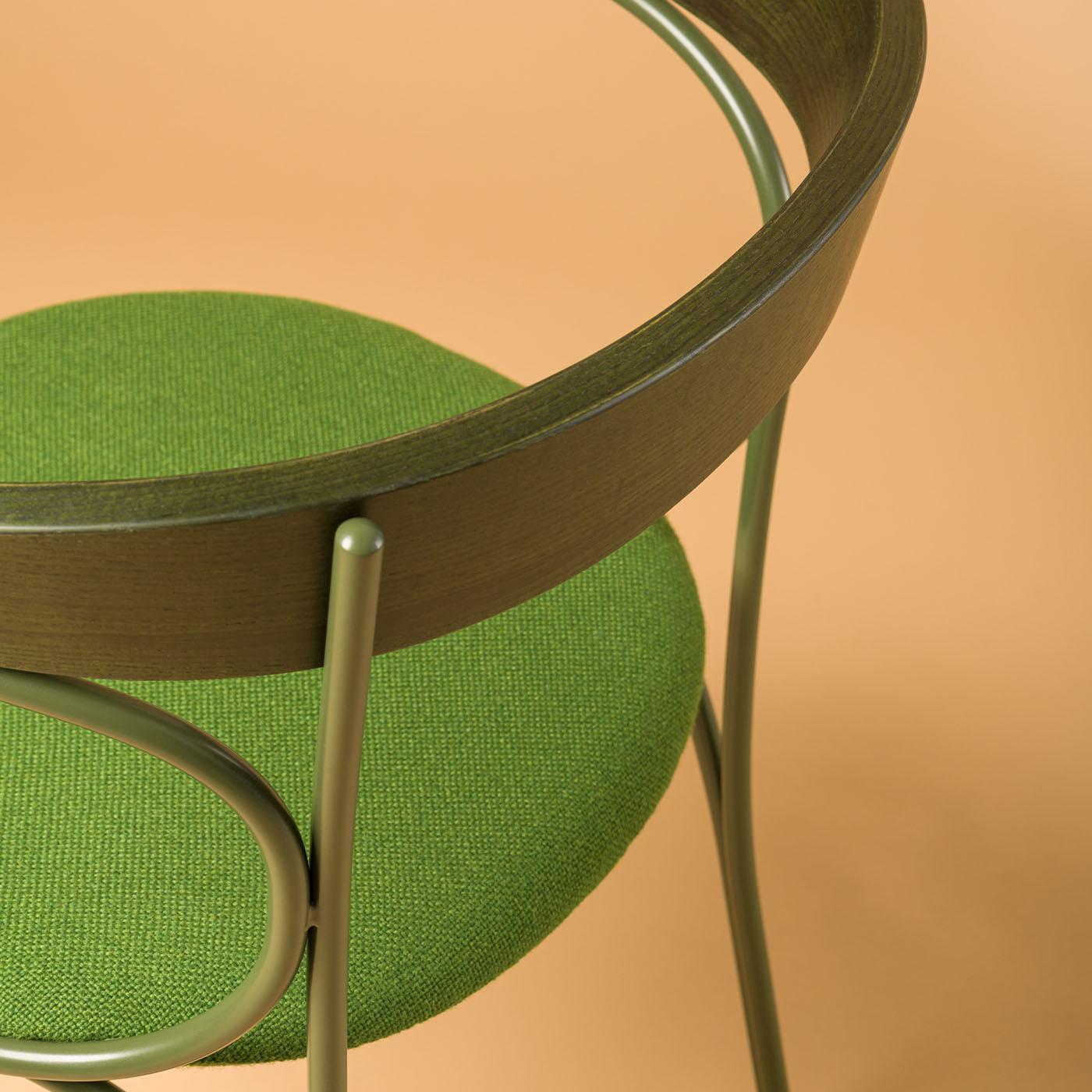 Nichetto Studio quiso mantener intacto el arte del curvado con vapor típico de Thonet, en un nuevo material: el metal. El resultado es Ample, una silla con una forma sinuosa, un asiento y un respaldo cómodos. 