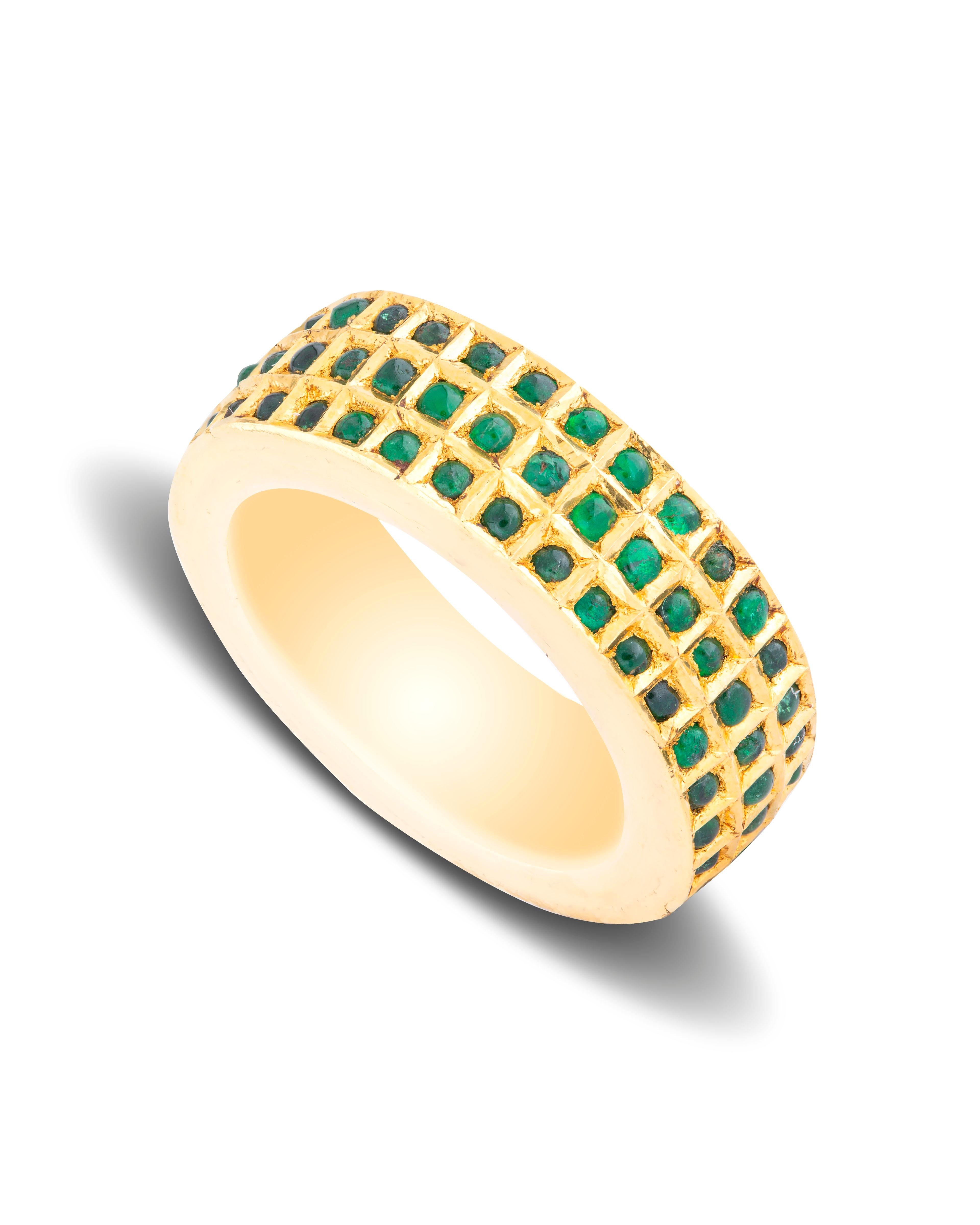 Amrapali Jewels 18 Karat Gold and Emerald Ring In New Condition For Sale In London, GB