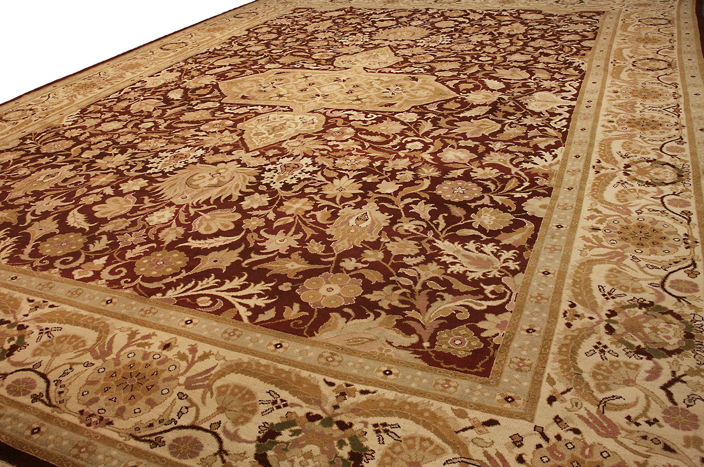 Ein massiver Amritsar-Teppich, Nordindien
Größe, ca.: 572cm x 432cm.
Das Feld mit polychromen blassen Metren, Blütenköpfen, Blumen und Blattranken um ein großes Medaillon mit Anhängern mit ähnlichem Muster. In hellbeiger Bordüre aus kräftigen