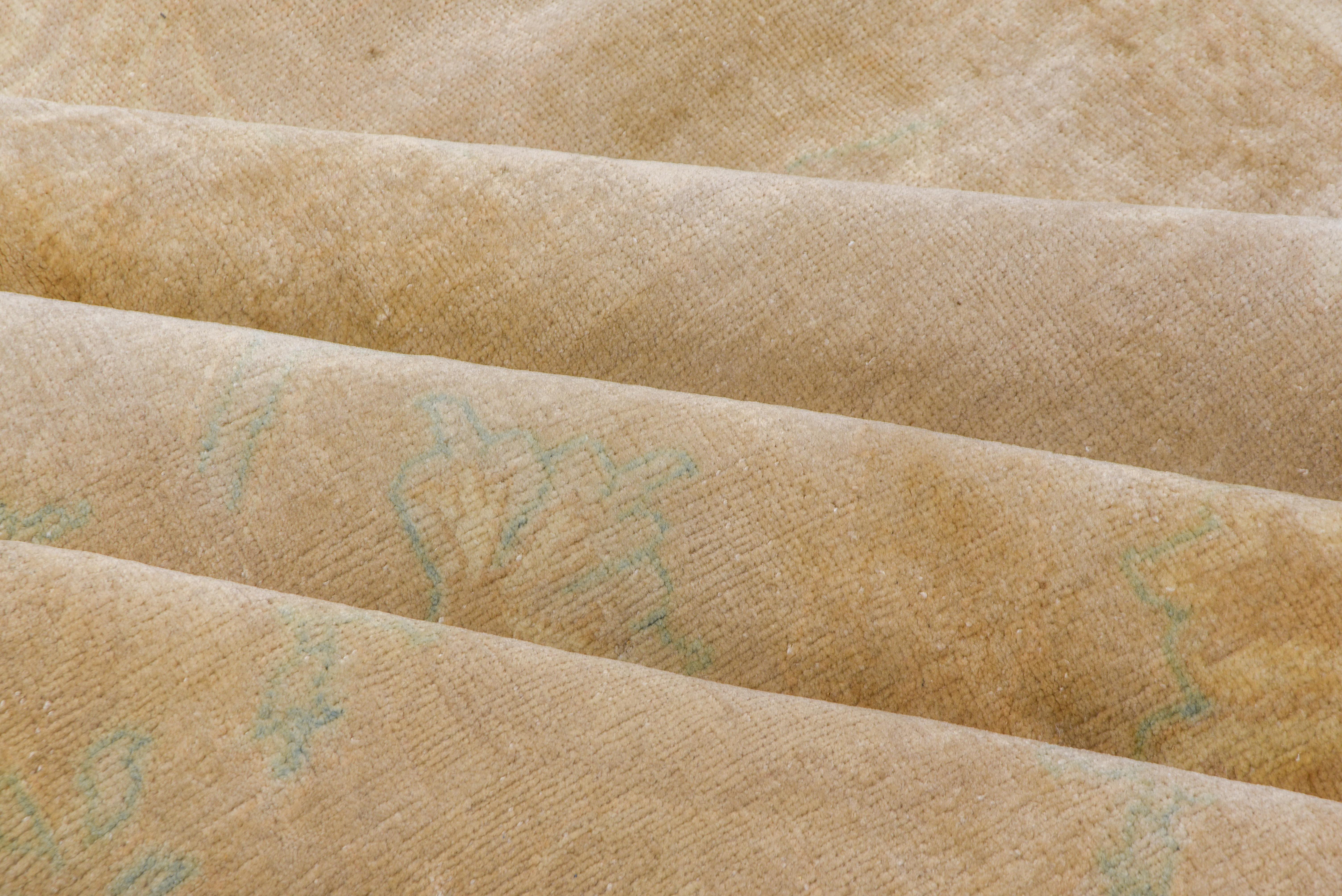 Questo tappeto vintage Amritzar è definito da una tavolozza eterea e da dettagli delicatamente sbiaditi, dove un fondo rosa sbiadito ospita medaglioni simili a fantasmi e tracciati floreali con sfumature di acqua, sabbia e avorio. Il design è