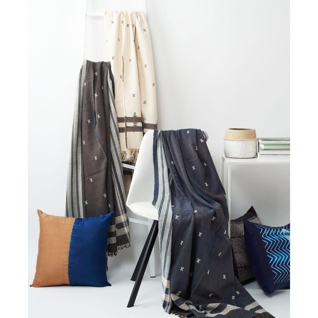 Foulard / couverture artisanal Amro, motifs minimalistes noirs et blancs  En coton biologique en vente 7