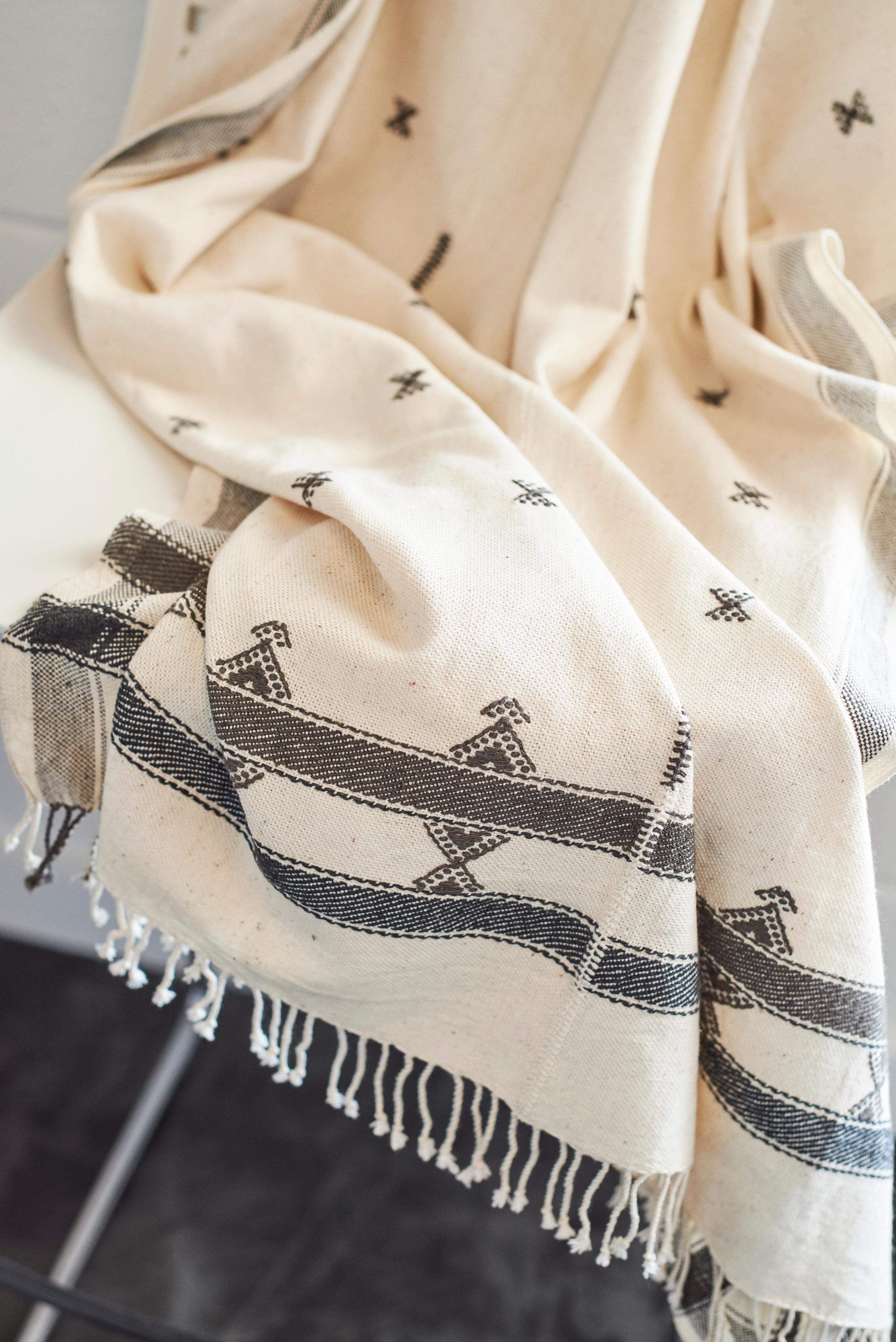 Fil de laine Foulard / couverture artisanal Amro, motifs minimalistes noirs et blancs  En coton biologique en vente