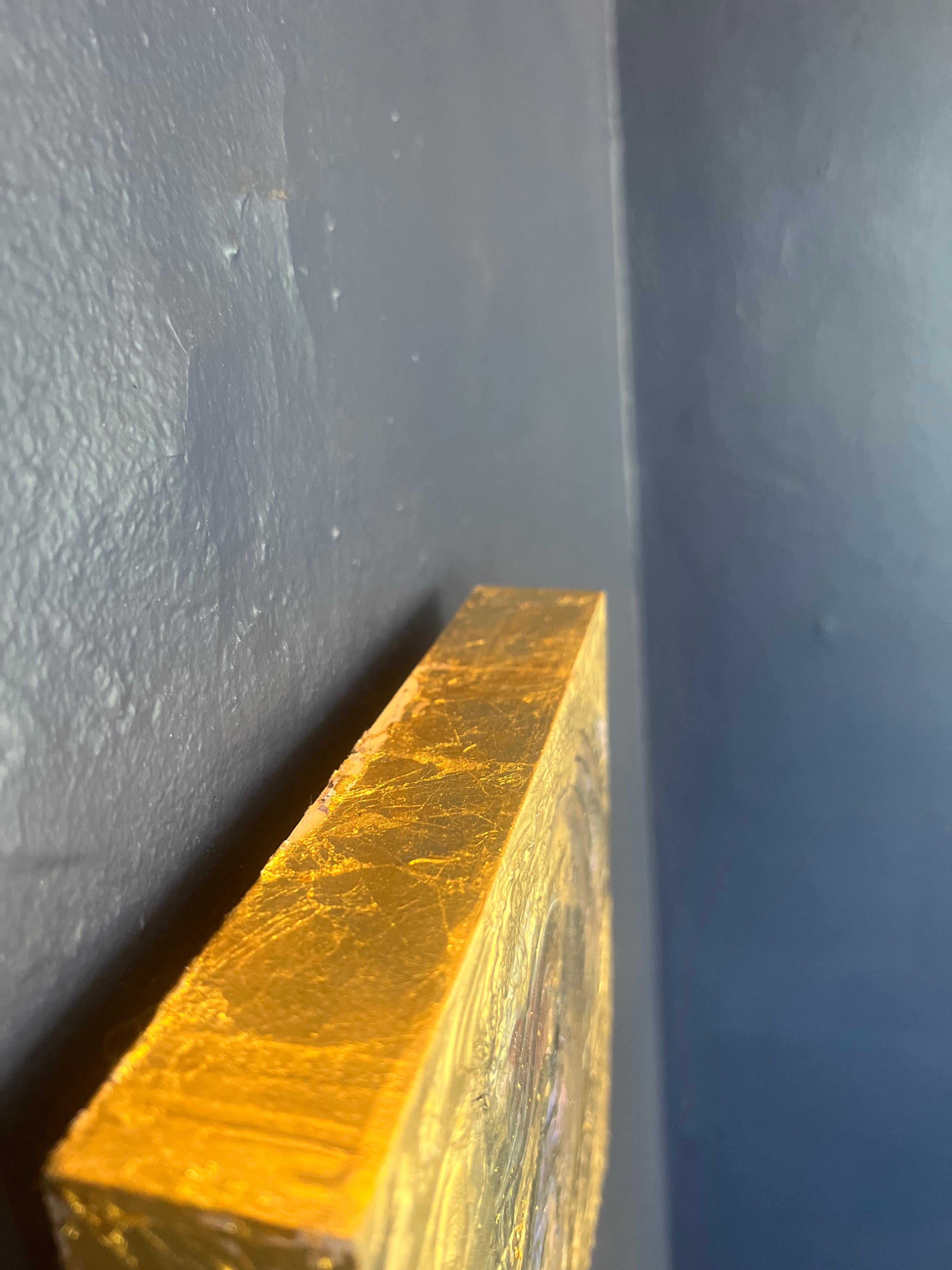 Pièce abstraite multicouche sur panneau de bois. Amrta utilise des feuilles d'or 24k sur les bords pour donner au collectionneur la possibilité de les accrocher directement au mur. 
Chaque pièce est méticuleusement superposée et unique en son genre.