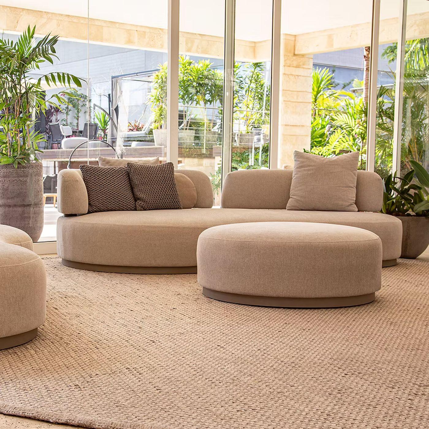 Der Amsterdã Ottoman spiegelt die organische und zeitgenössische Essenz der Amsterdã Collection wider und bietet sowohl Funktionalität als auch raffinierten Komfort.
Seine weichen, abgerundeten Linien und minimalistischen Proportionen machen ihn zu