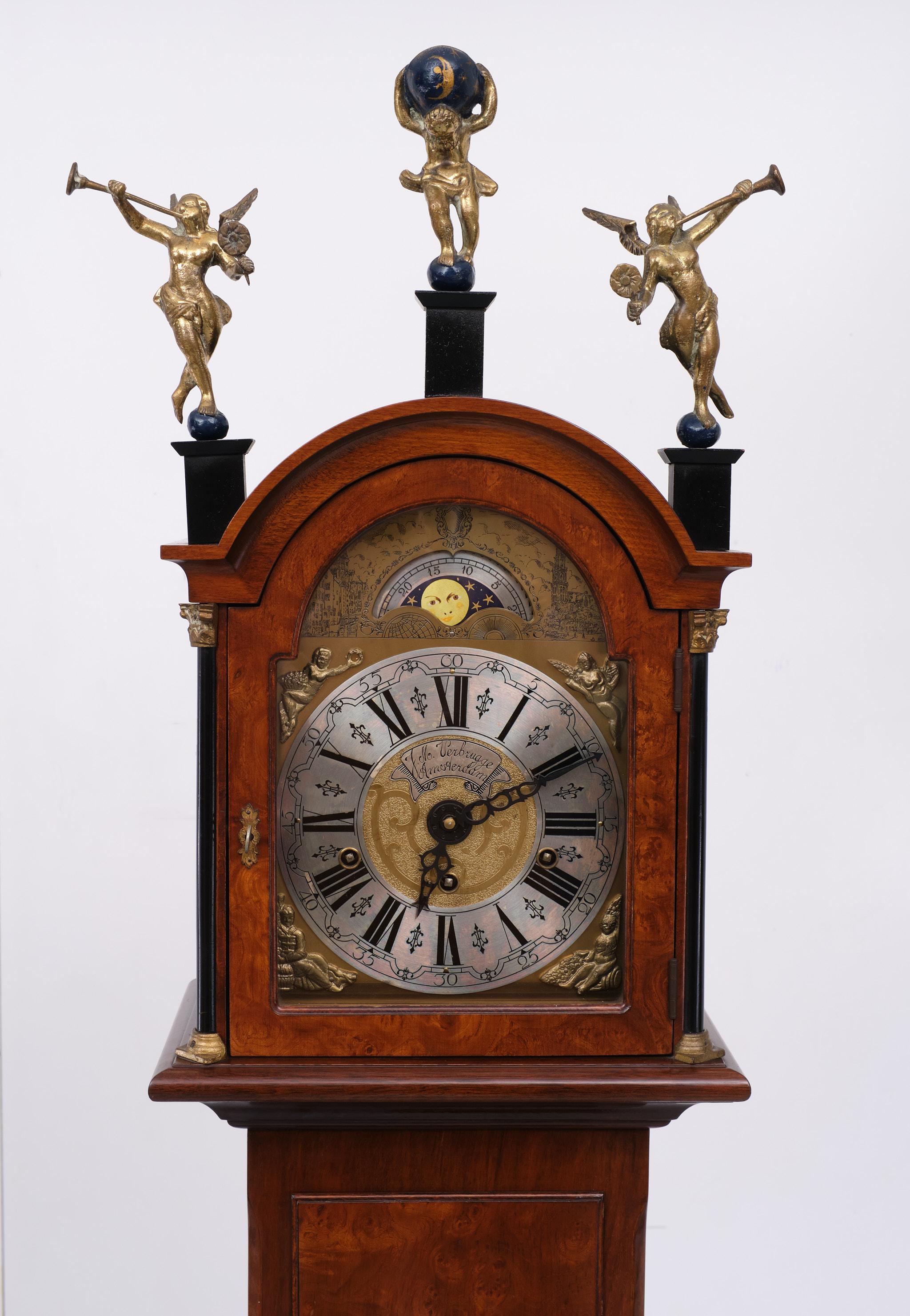 Beautiful Amsterdam long case clock Wuba/Warmink - Period 1960.
This clock has a well-functioning 8-day movement westminster percussion
with quarter-hourly striking mechanism on gong rods.
Beautiful brass dial with engraved bar. In the arch of the