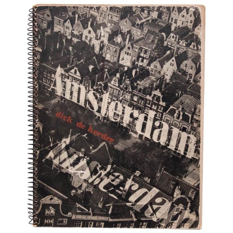 Tauchen Sie mit diesem alten Buch von Dick de Herder aus dem Jahr 1947 in die ikonische Stadt Amsterdam ein. Das Buch mit dem Titel 