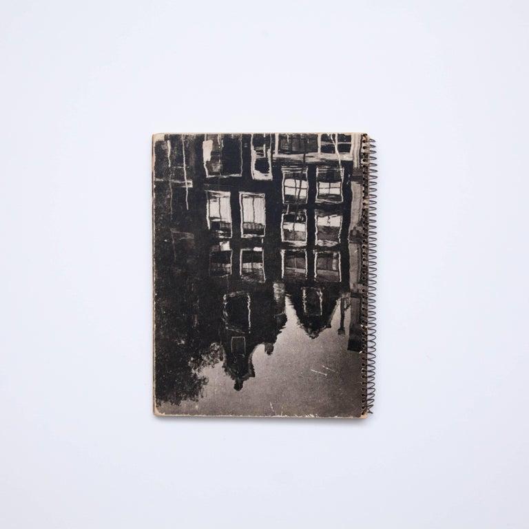 „Amsterdam“ von Dick de Herder, 1947: Fotoreise in eine historische Stadt (Moderne der Mitte des Jahrhunderts) im Angebot