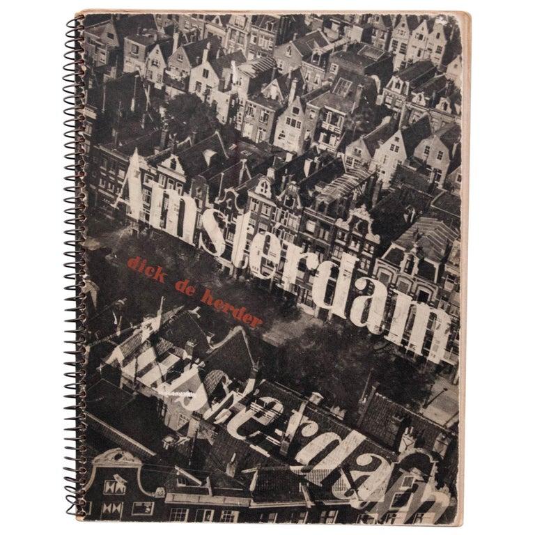 Plongez dans la ville emblématique d'Amsterdam avec ce livre vintage de Dick de Herder, publié en 1947. Intitulé 
