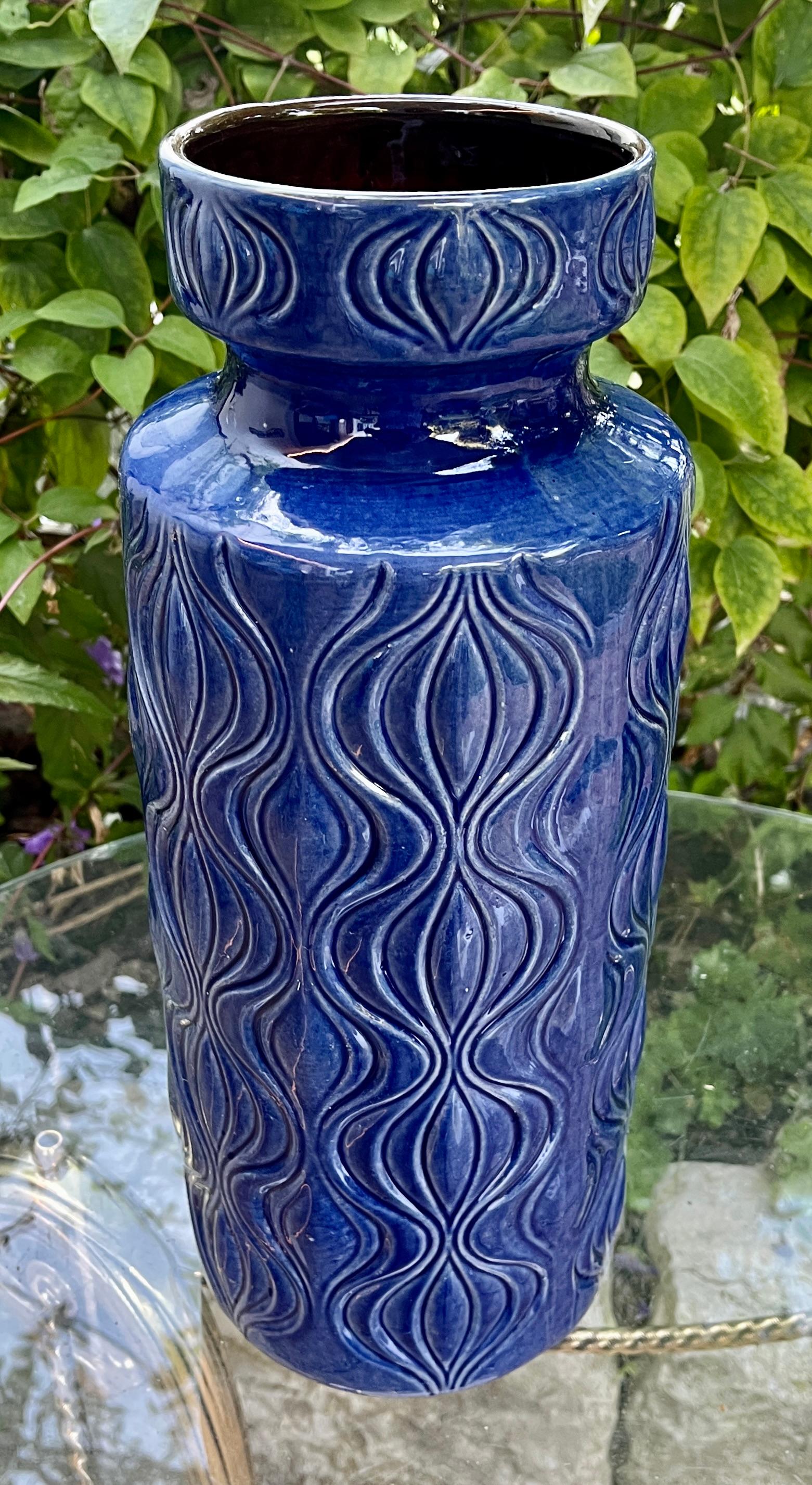 'Amsterdam' floor vase 'Scheurich, Blue Model 285-40' W-Germany, 1960s

Blue satin finish ('half gloss') W-Germany, 1960s.
with impressed design 'Amsterdam', inspired by the central canal systems of the Dutch capital as reflected in the water of