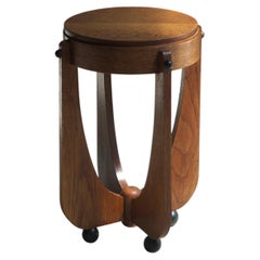 Table d'appoint de style « Amsterdam School » en chêne avec des éléments décoratifs en forme de boules noires, Pays-Bas, années 1920