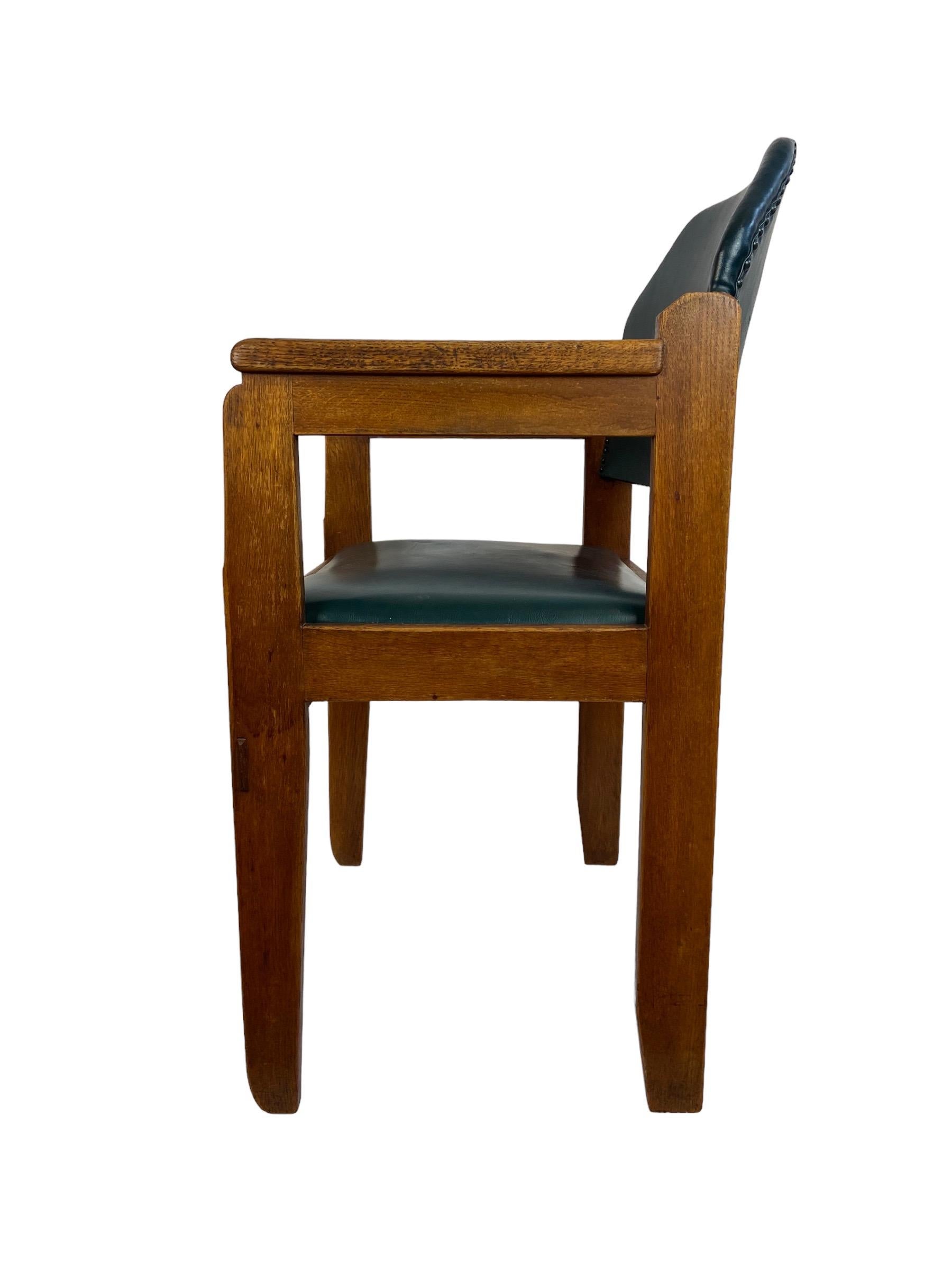 Amsterdam School Sessel von der Firma J.A. Huizinga, hergestellt in den 1920er Jahren in den Niederlanden. Wie Sie auf dem Foto sehen können, weist der Sitz kleine Schäden auf. Hergestellt aus Eichenholz und mit Herstellerplatte.

Sitzhöhe 49 cm