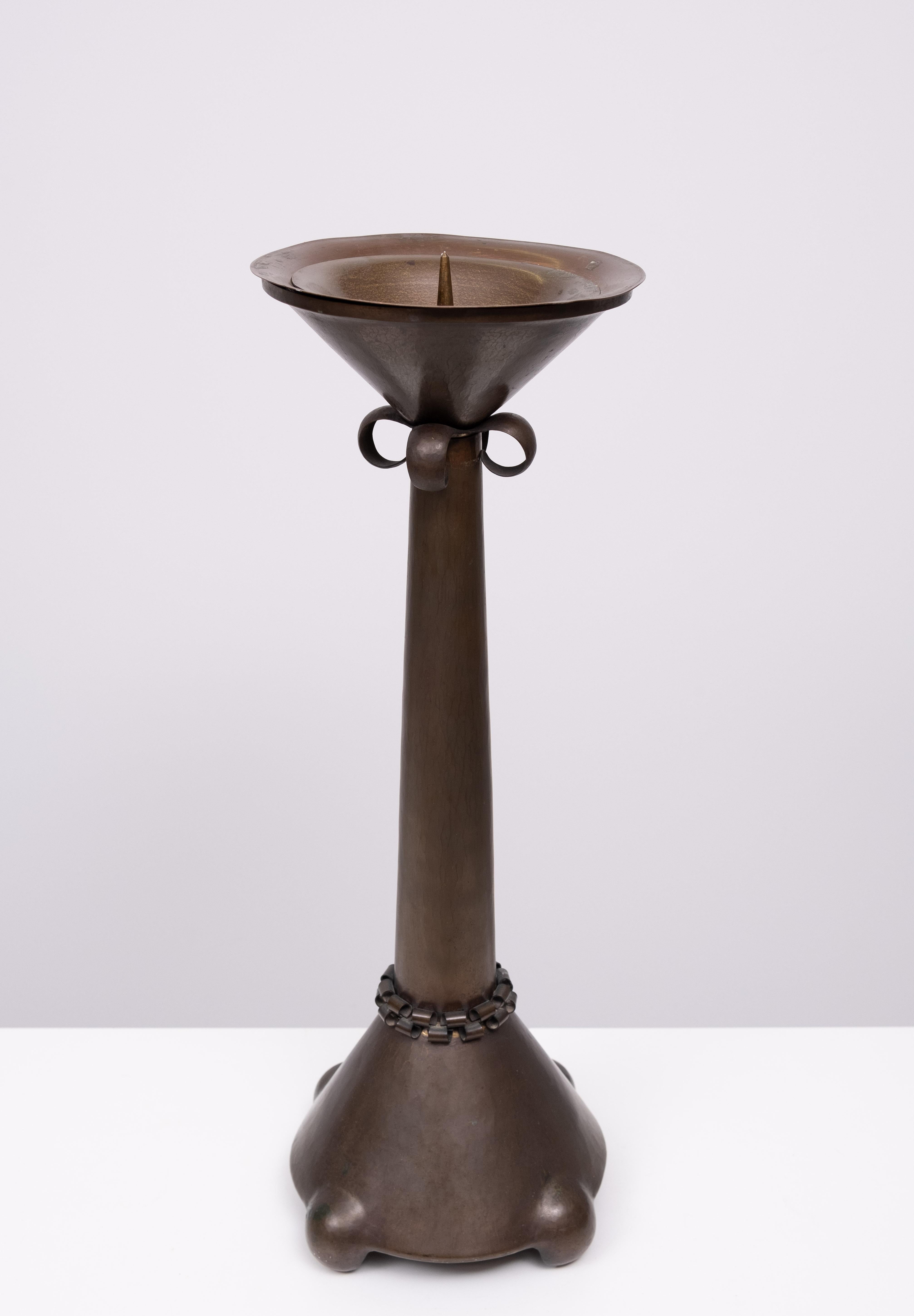 Support de bougie en cuivre martelé de l'école d'Amsterdam Art déco   Hollandais en vente 1