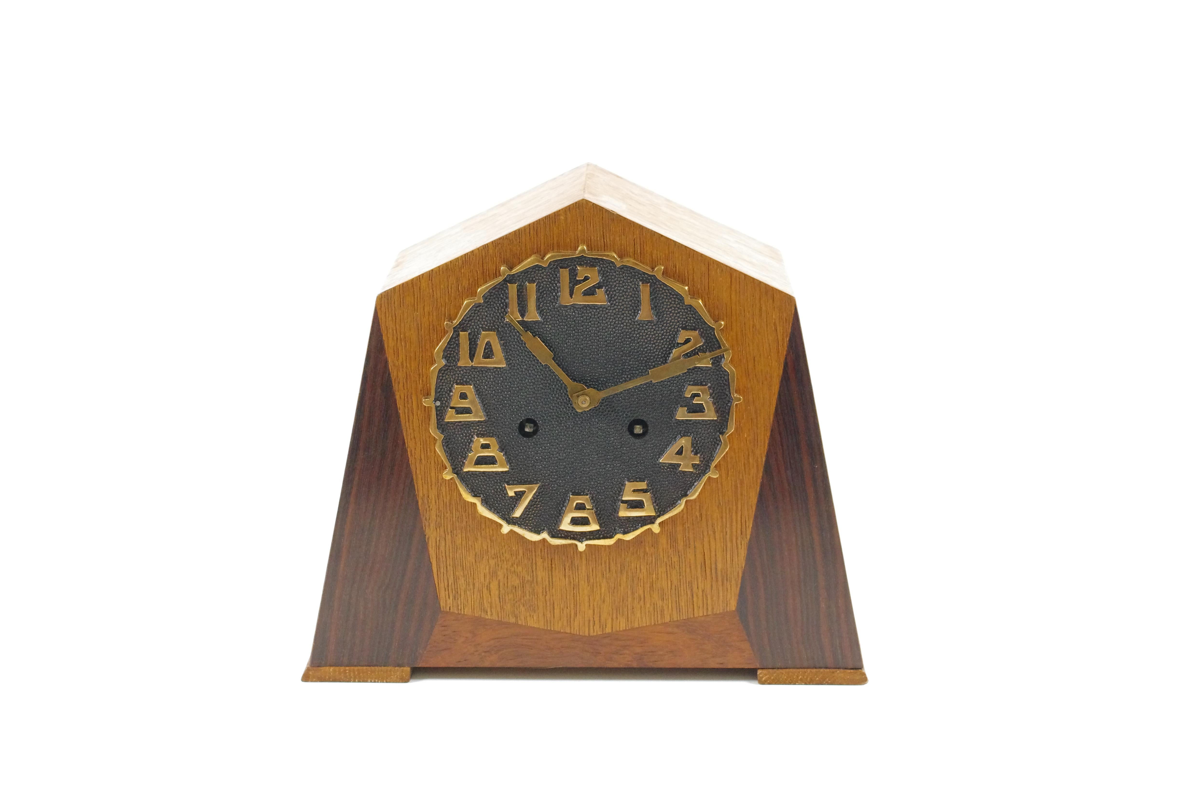 Product description:
The look of this clock is just astounding. The line pattern on the front of the clock with the three different wooden color tones is very pleasing. The big bronze anthracite clock face with light bronze digits looks robust. The