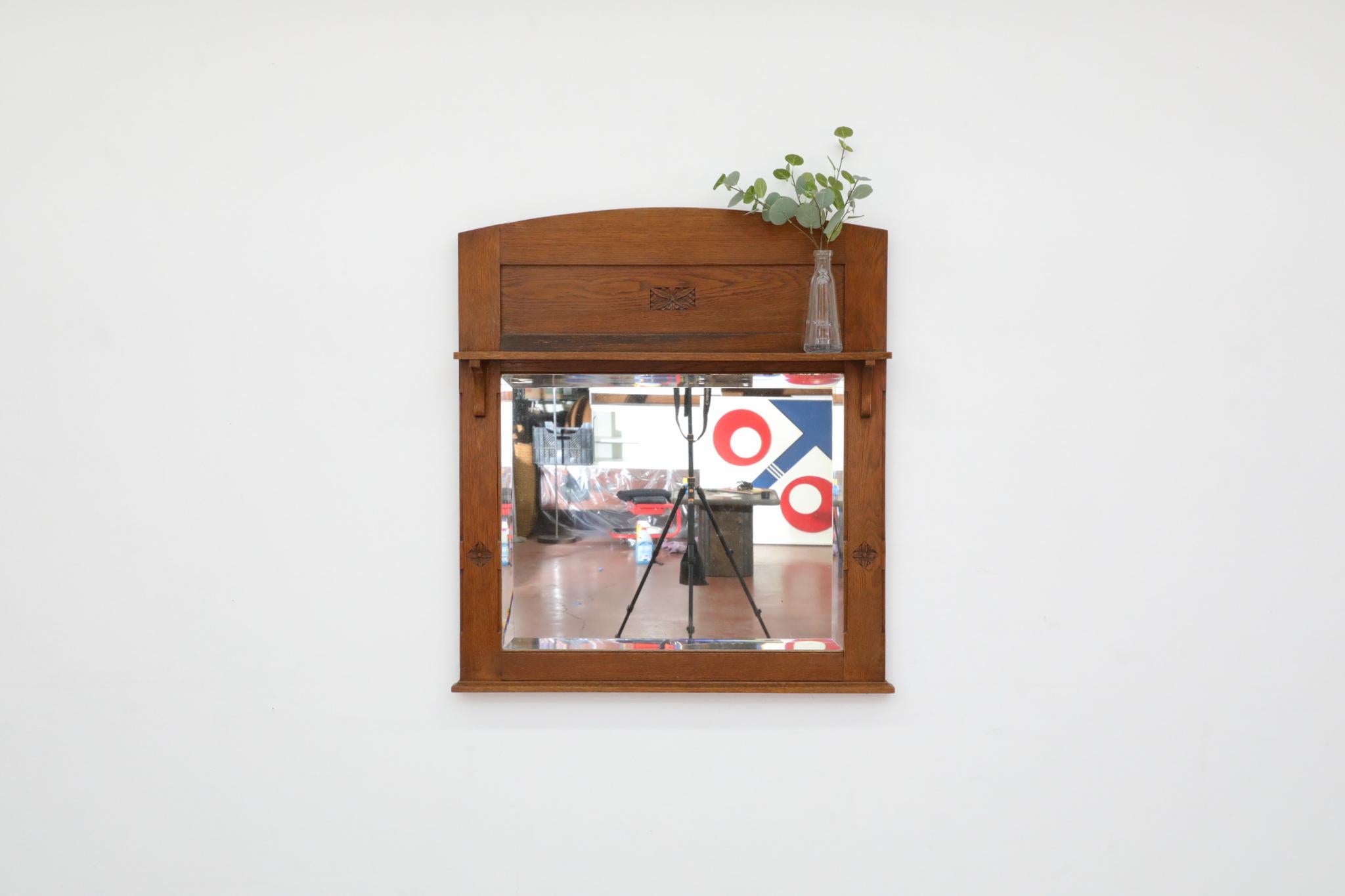 Magnifique miroir en chêne de l'école d'Amsterdam - Art déco du début du 20e siècle, avec étagère et détails décoratifs magnifiquement sculptés. L'école d'Amsterdam (des années 1910 à 1930 environ) est le pendant néerlandais du mouvement Art déco.