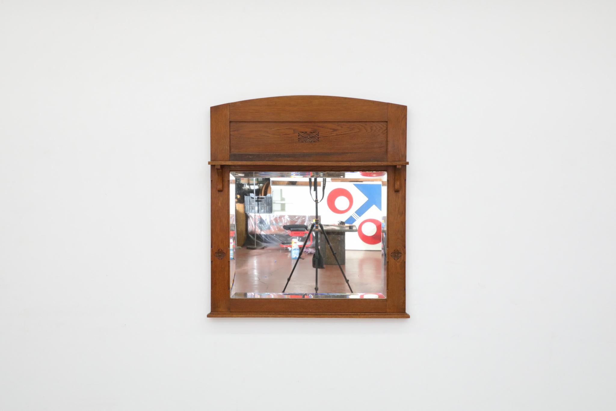 Art déco Amsterdam School - Miroir mural suspendu Art Déco en chêne avec étagère et détails sculptés en vente