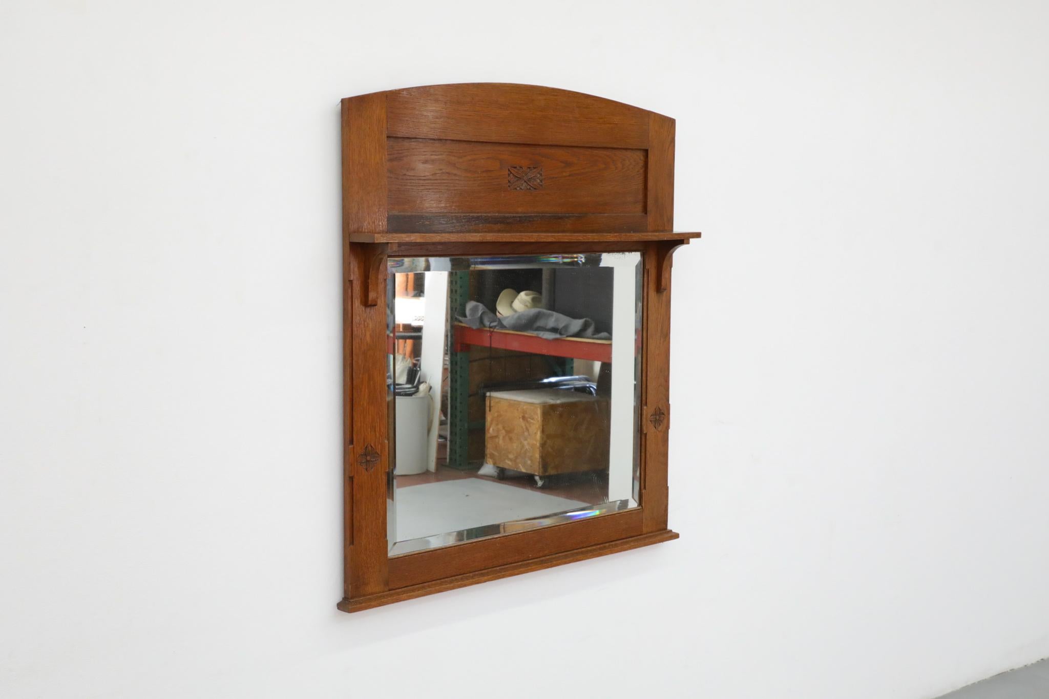 Sculpté Amsterdam School - Miroir mural suspendu Art Déco en chêne avec étagère et détails sculptés en vente