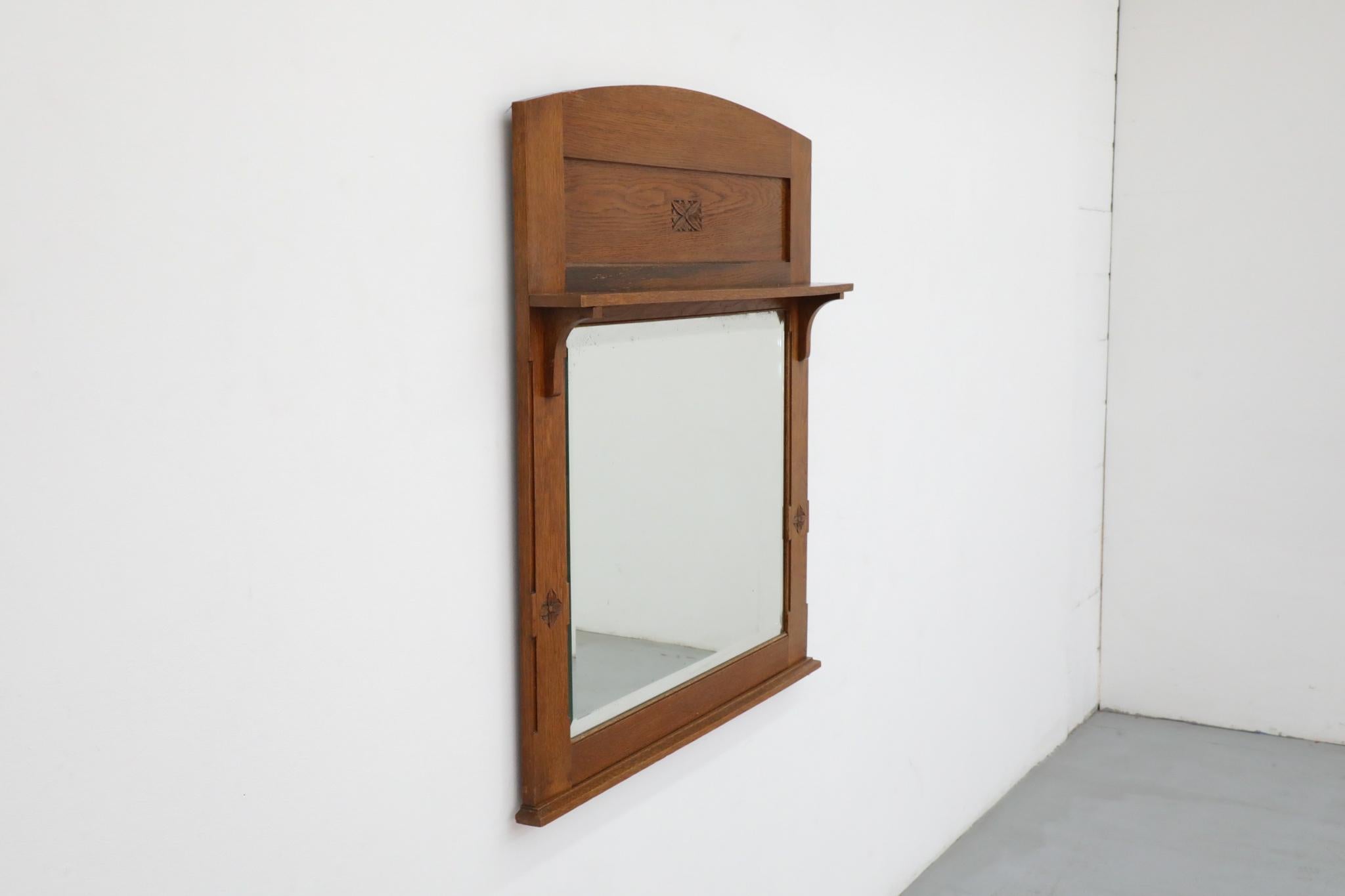 Début du 20ème siècle Amsterdam School - Miroir mural suspendu Art Déco en chêne avec étagère et détails sculptés en vente