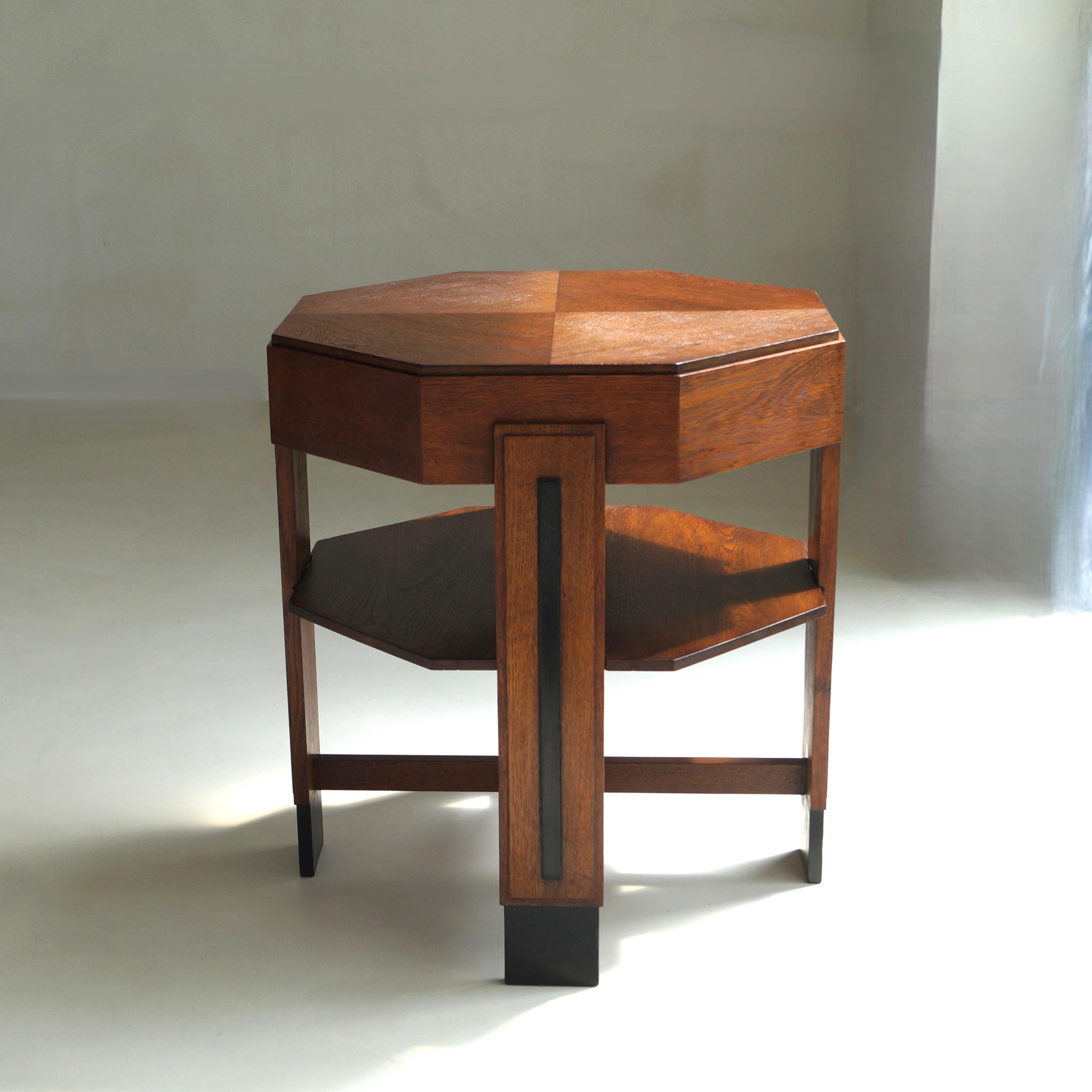 Amsterdam School Art Deco side table in oak with octagonal top, 1920s In Good Condition For Sale In EVERDINGEN, NL
