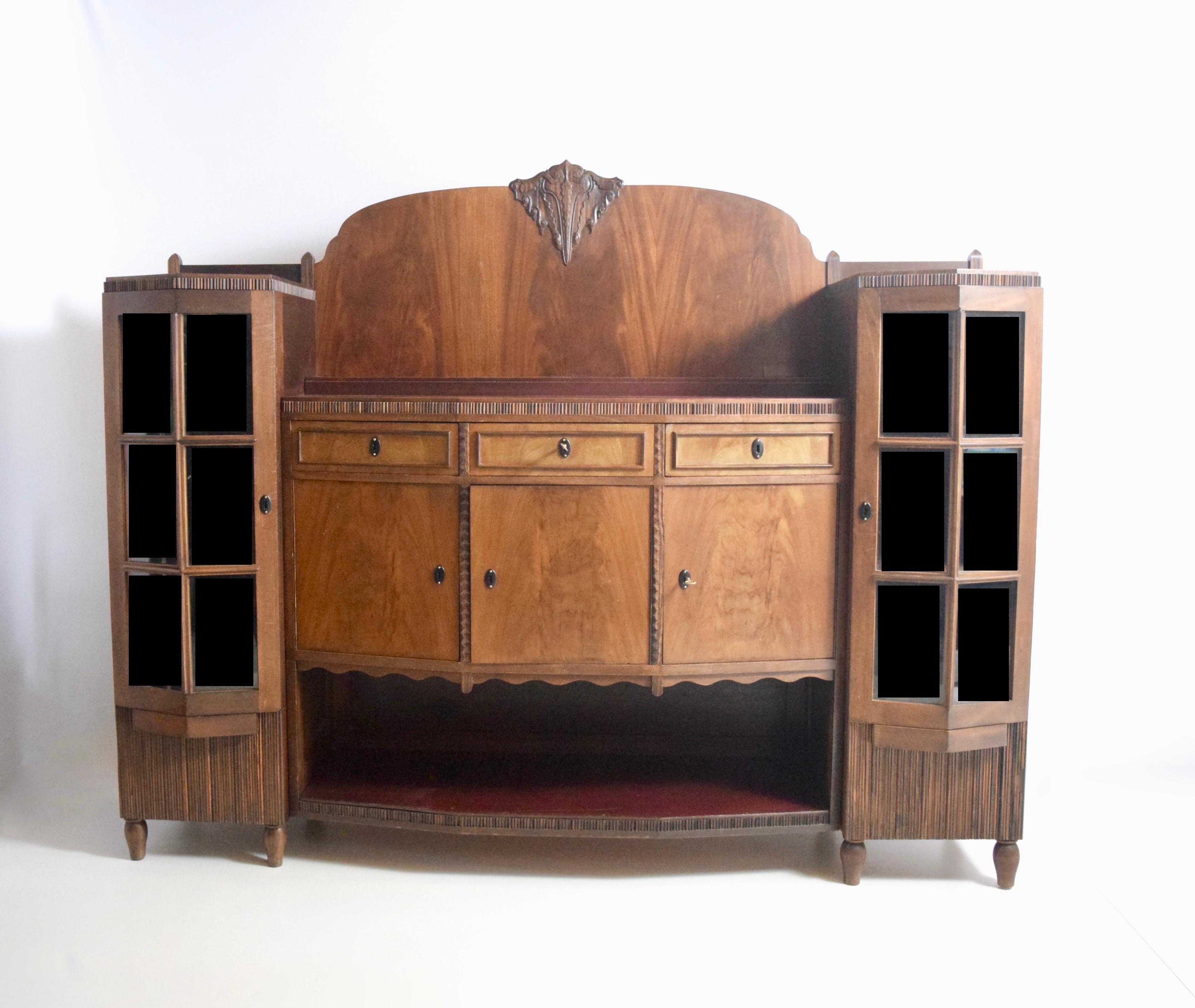 Impressive Amsterdam School bar cabinet by J.Th. Drilling, The Netherlands 1920s. This cabinet with mahogany and coromandel is a historic piece with the signature of the Firma Drilling on the keys.

The cabinet has two doors with facetted glass
