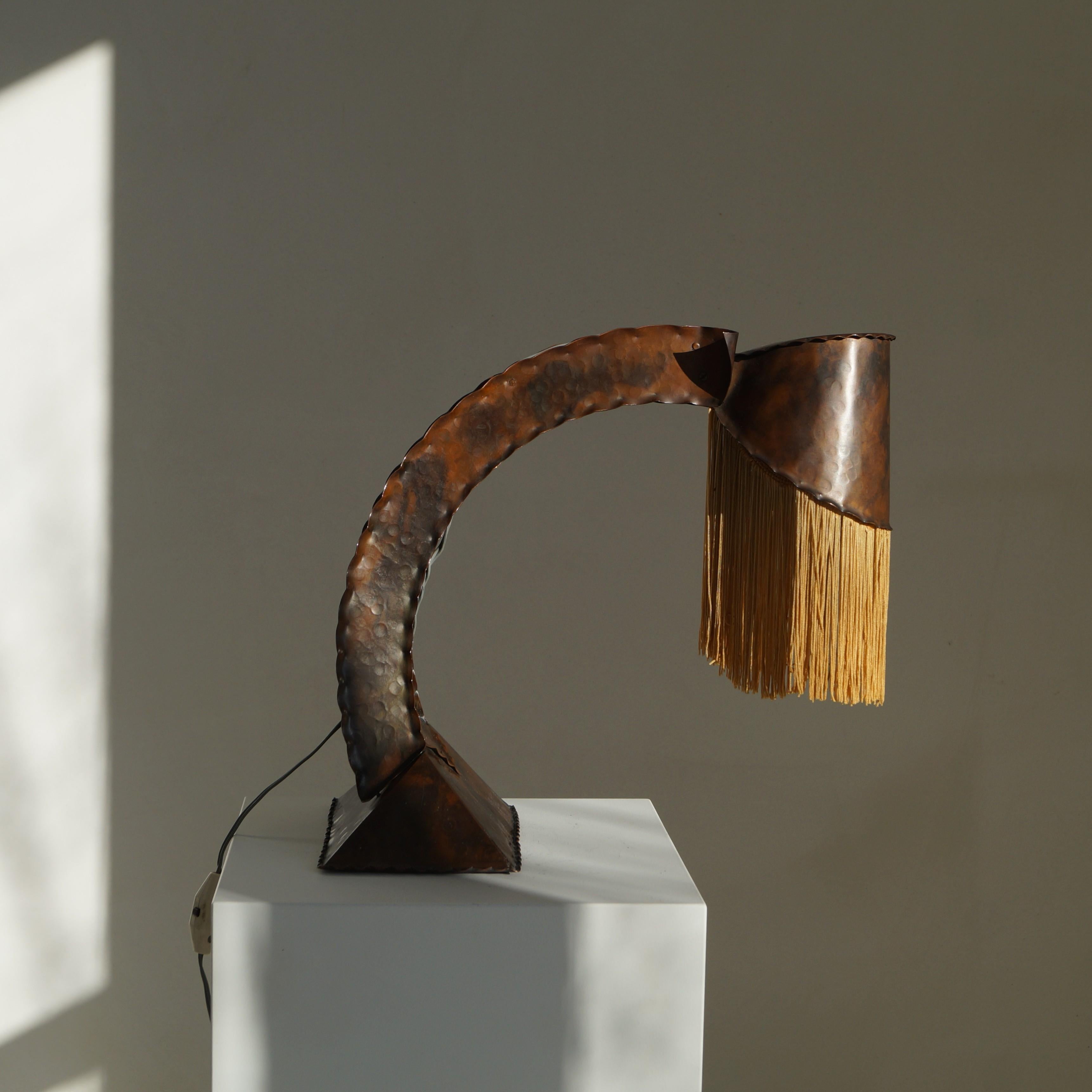 Lampe de bureau en cuivre et franges de l'école d'Amsterdam par Conrad Fehn, années 1920 en vente 2