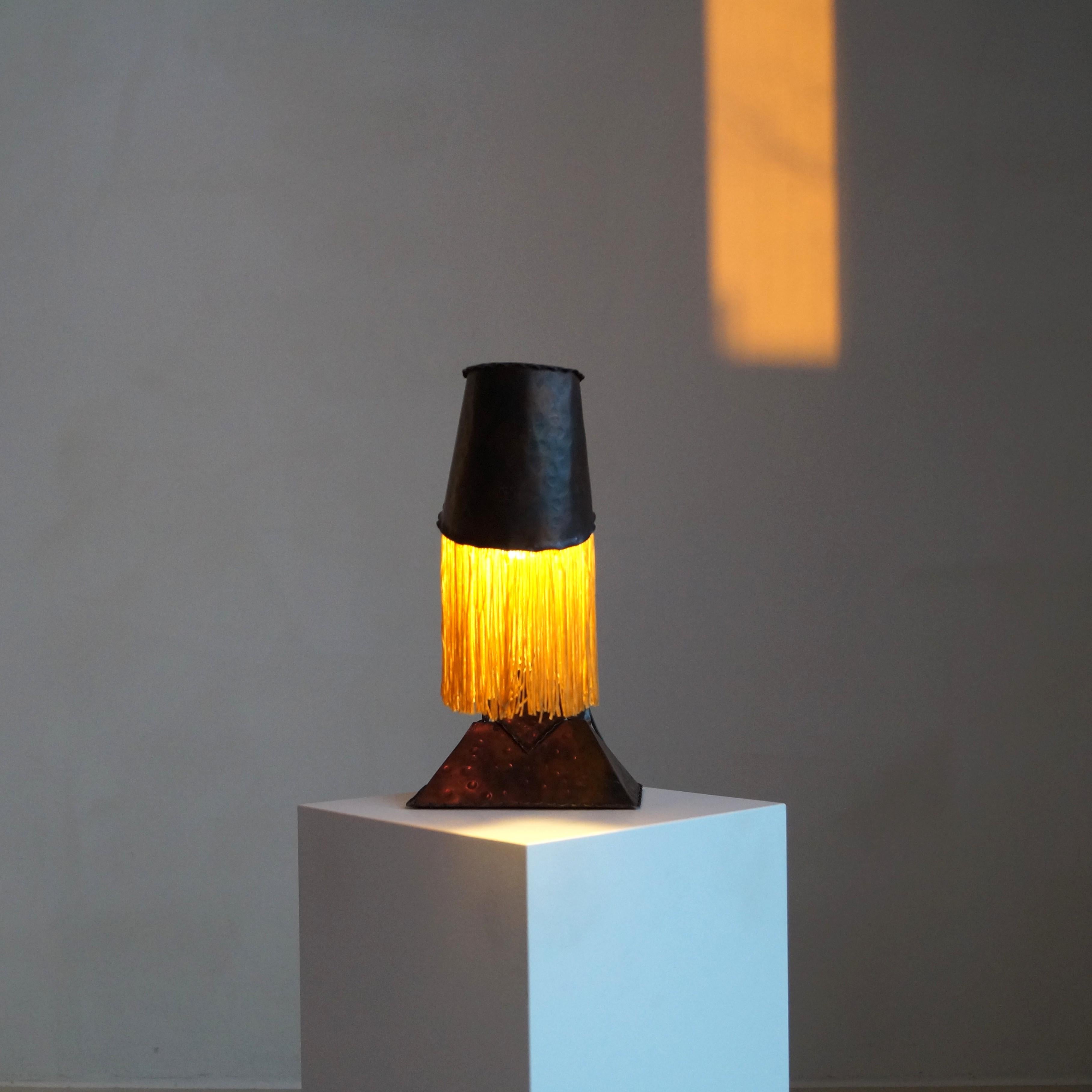 Lampe de bureau en cuivre et franges de l'école d'Amsterdam par Conrad Fehn, années 1920 en vente 7
