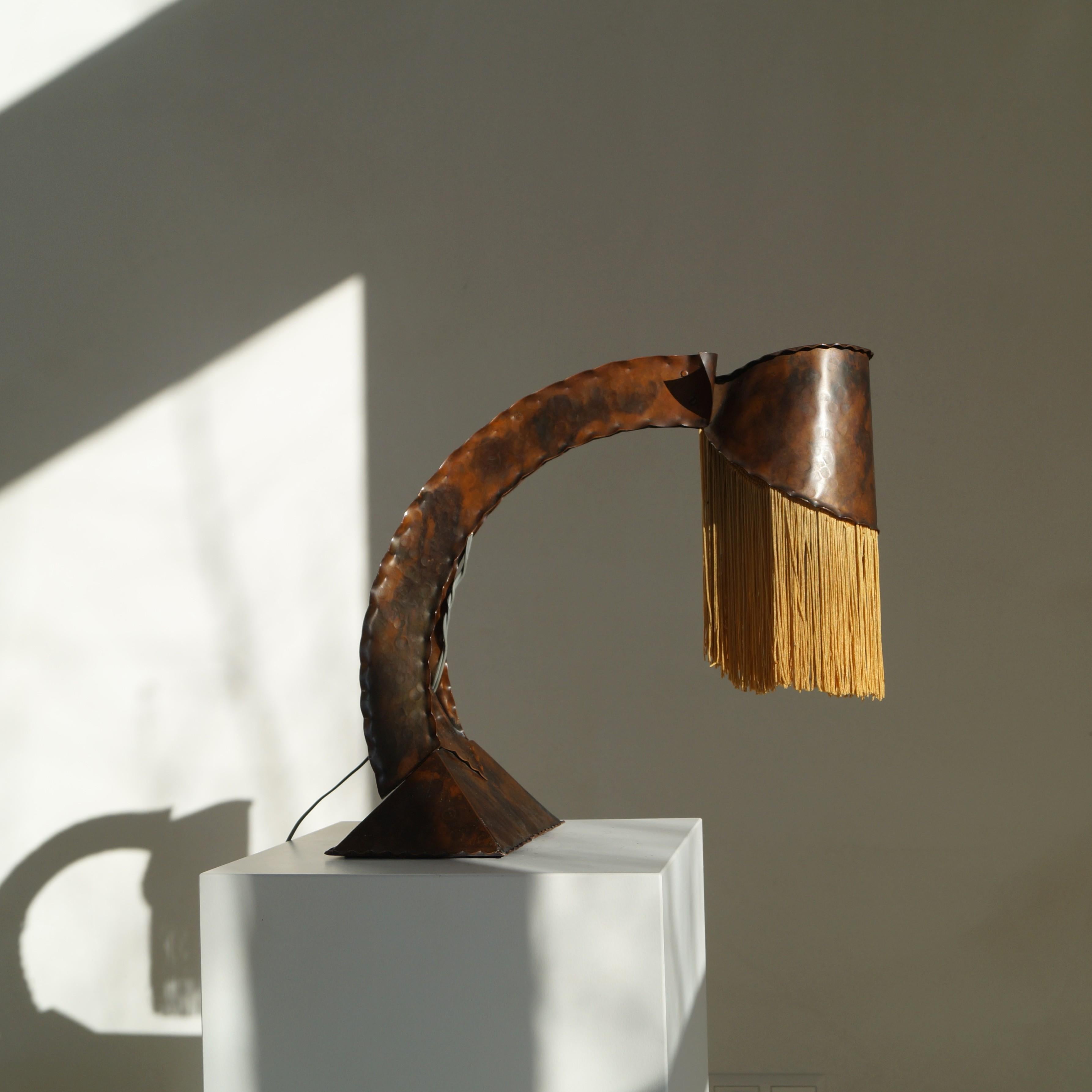 Une version extrêmement rare de la lampe de bureau en cuivre frangé de l'école d'Amsterdam de Conrad Fehn. Il s'agit d'une pièce unique dont le design est différent de celui des pièces les plus courantes décrites dans le livre ''Living in