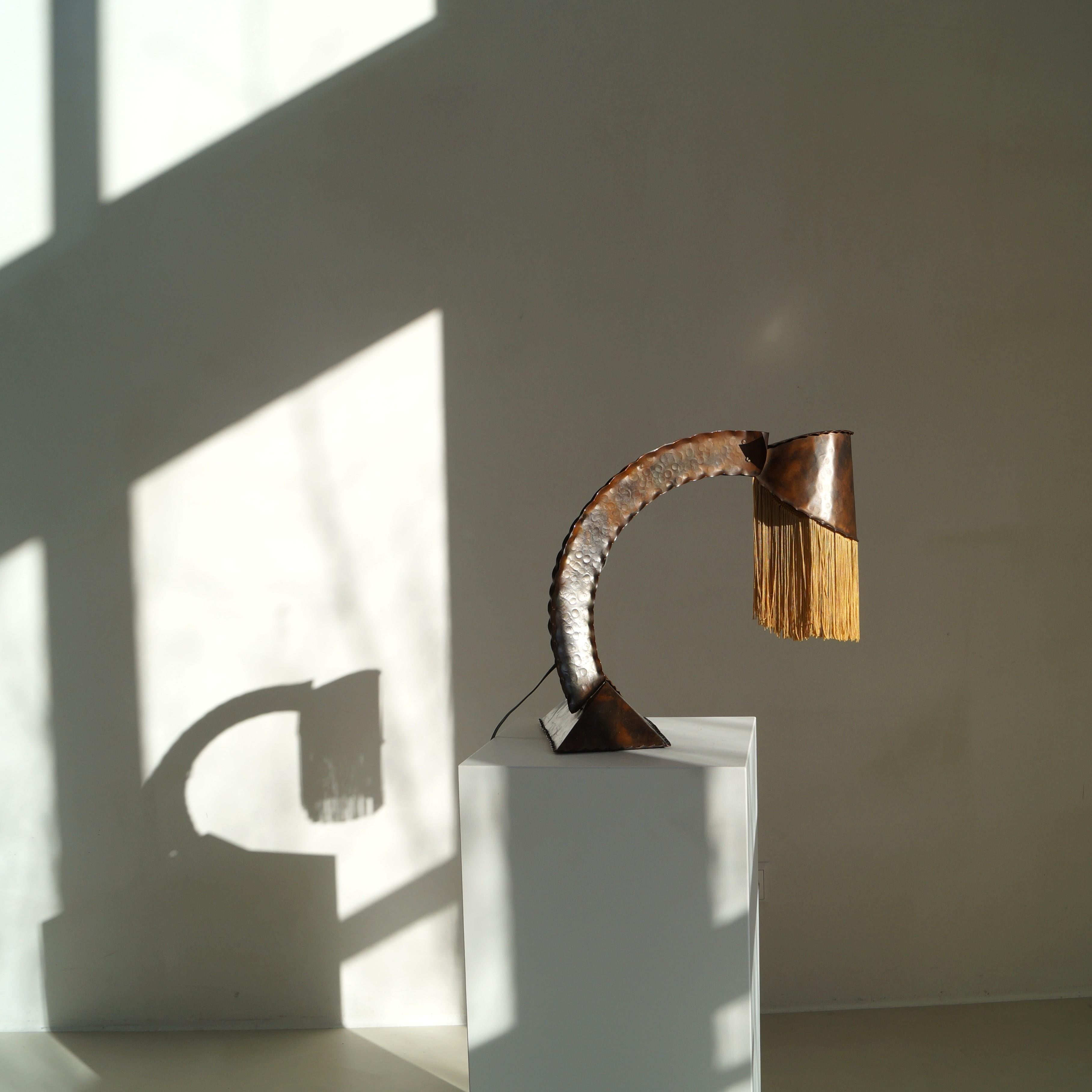 Art déco Lampe de bureau en cuivre et franges de l'école d'Amsterdam par Conrad Fehn, années 1920 en vente