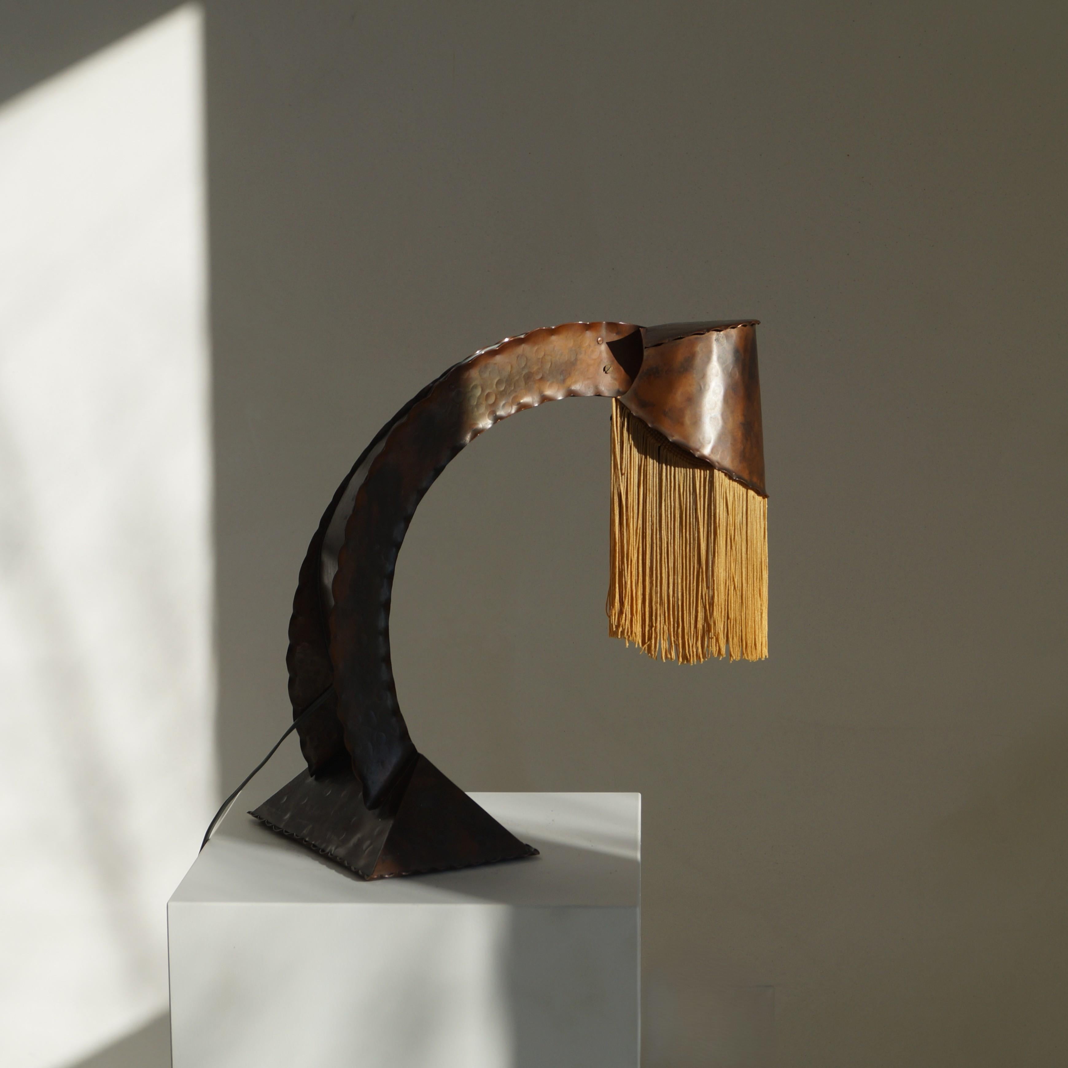 Martelé Lampe de bureau en cuivre et franges de l'école d'Amsterdam par Conrad Fehn, années 1920 en vente