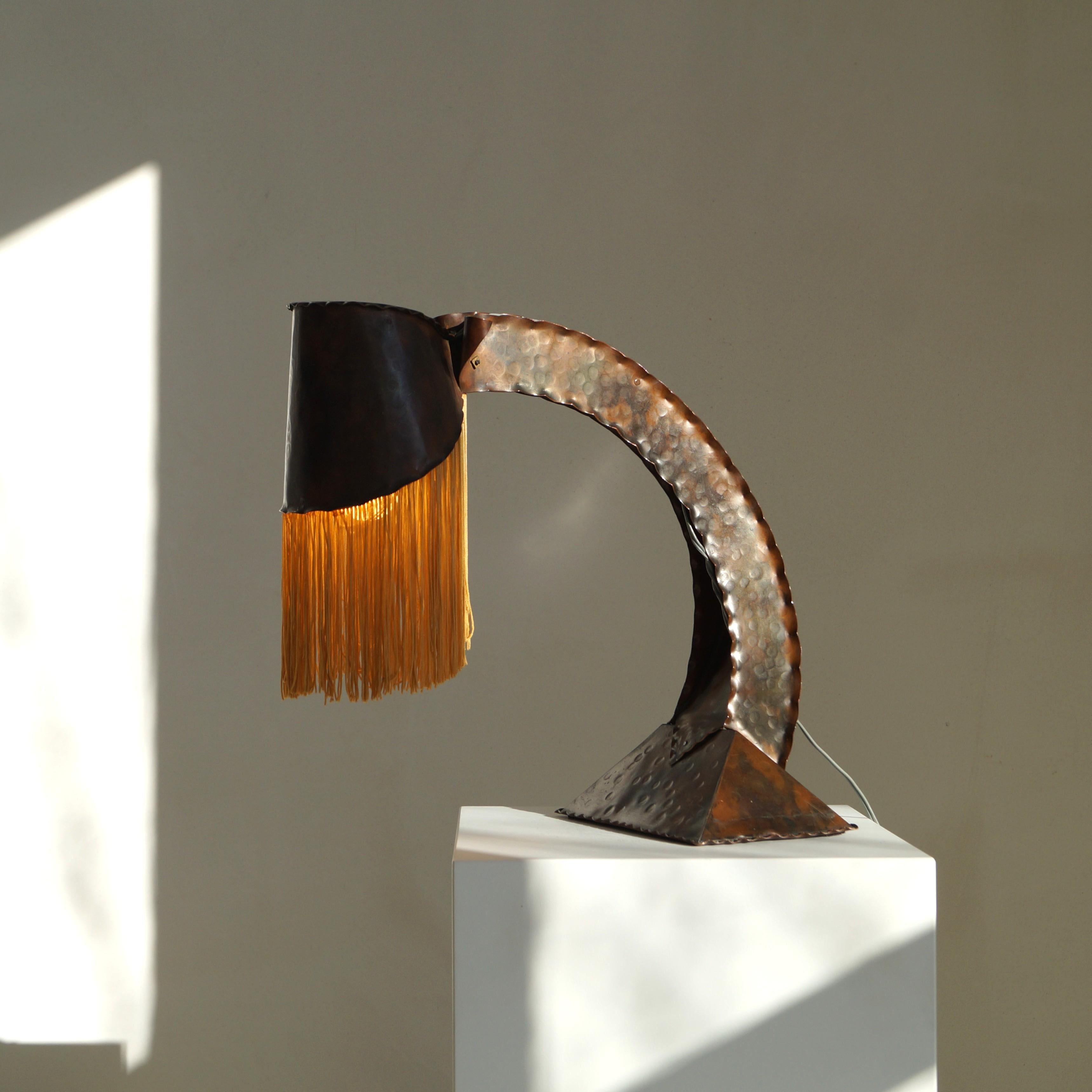 Lampe de bureau en cuivre et franges de l'école d'Amsterdam par Conrad Fehn, années 1920 Bon état - En vente à EVERDINGEN, NL