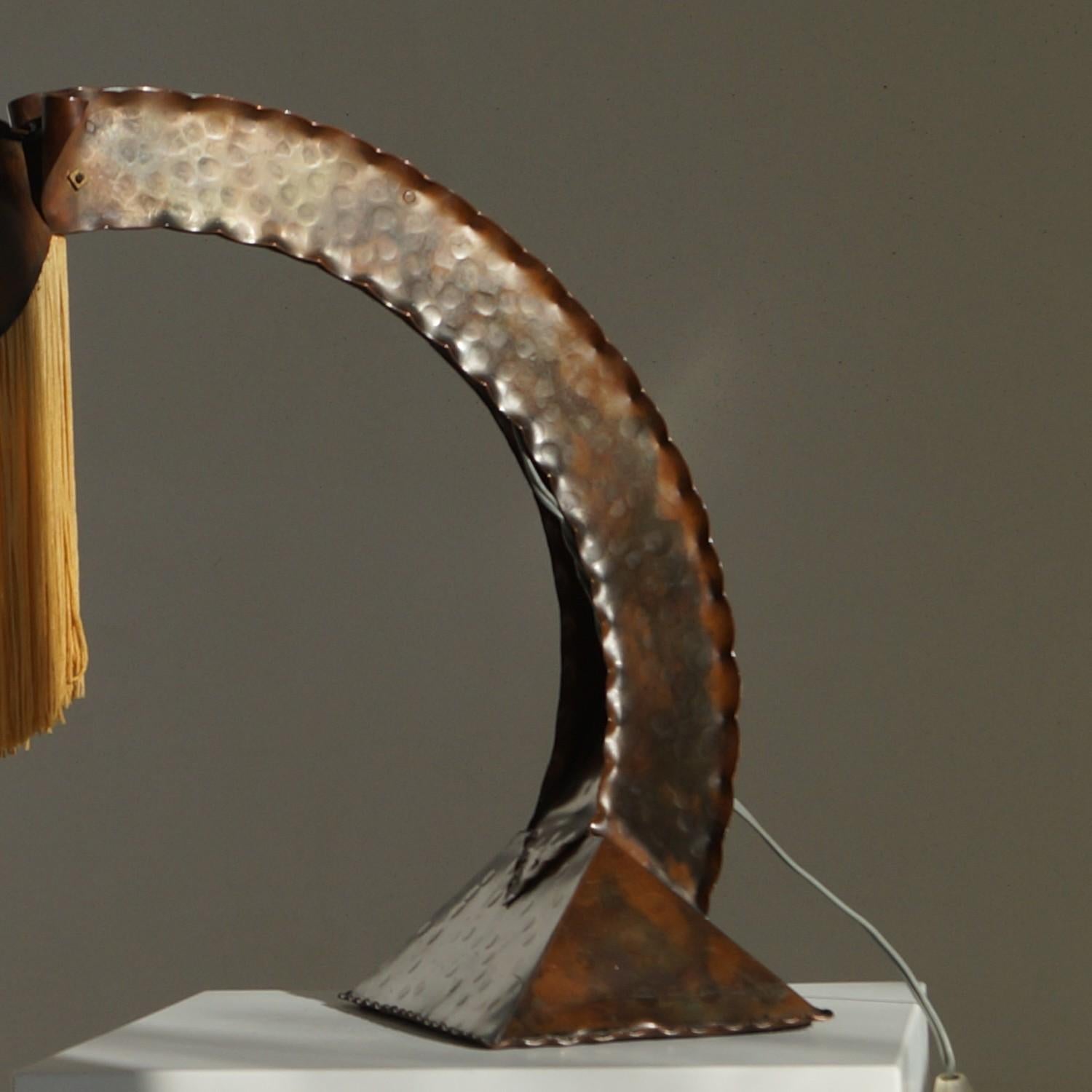 Début du 20ème siècle Lampe de bureau en cuivre et franges de l'école d'Amsterdam par Conrad Fehn, années 1920 en vente