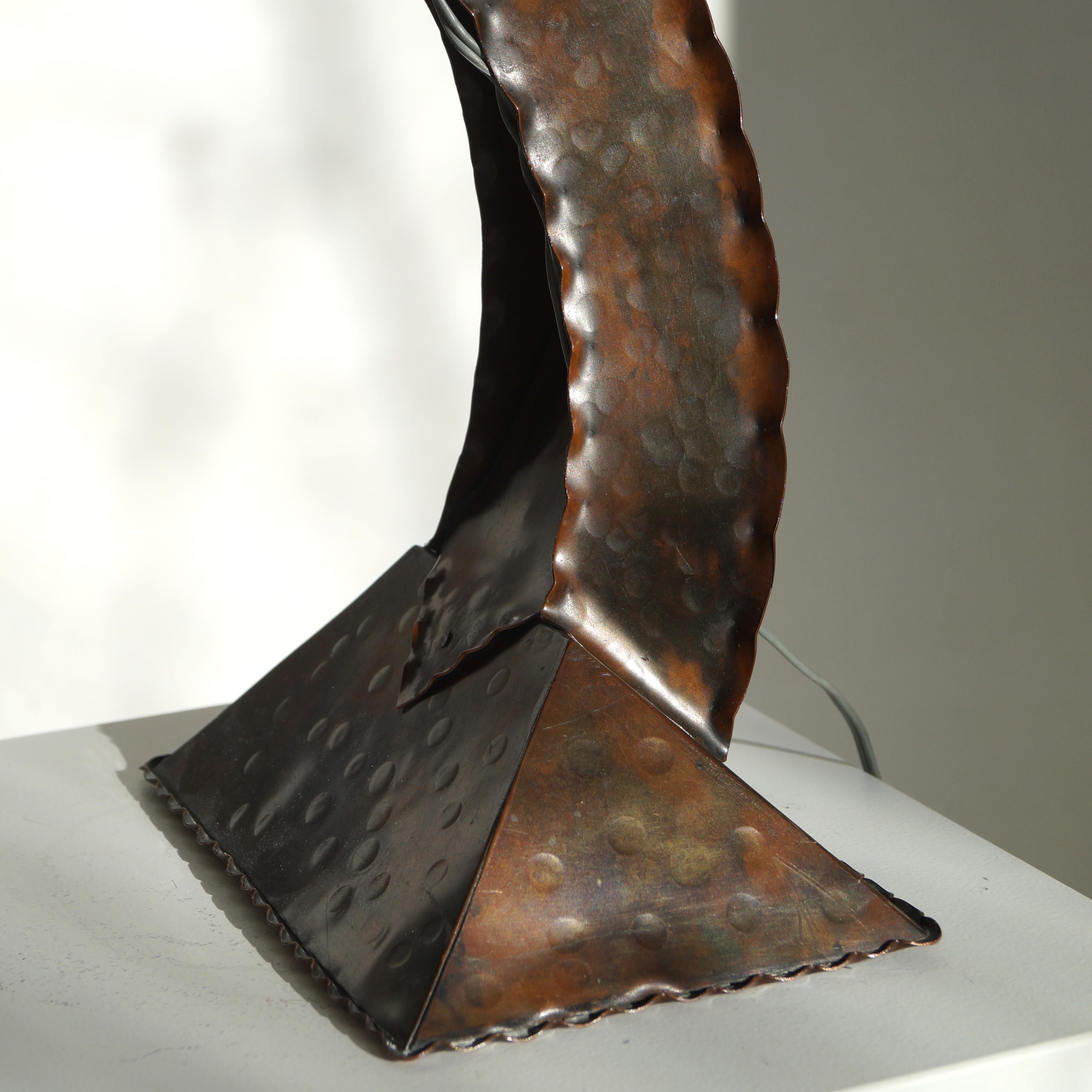 Cuivre Lampe de bureau en cuivre et franges de l'école d'Amsterdam par Conrad Fehn, années 1920 en vente