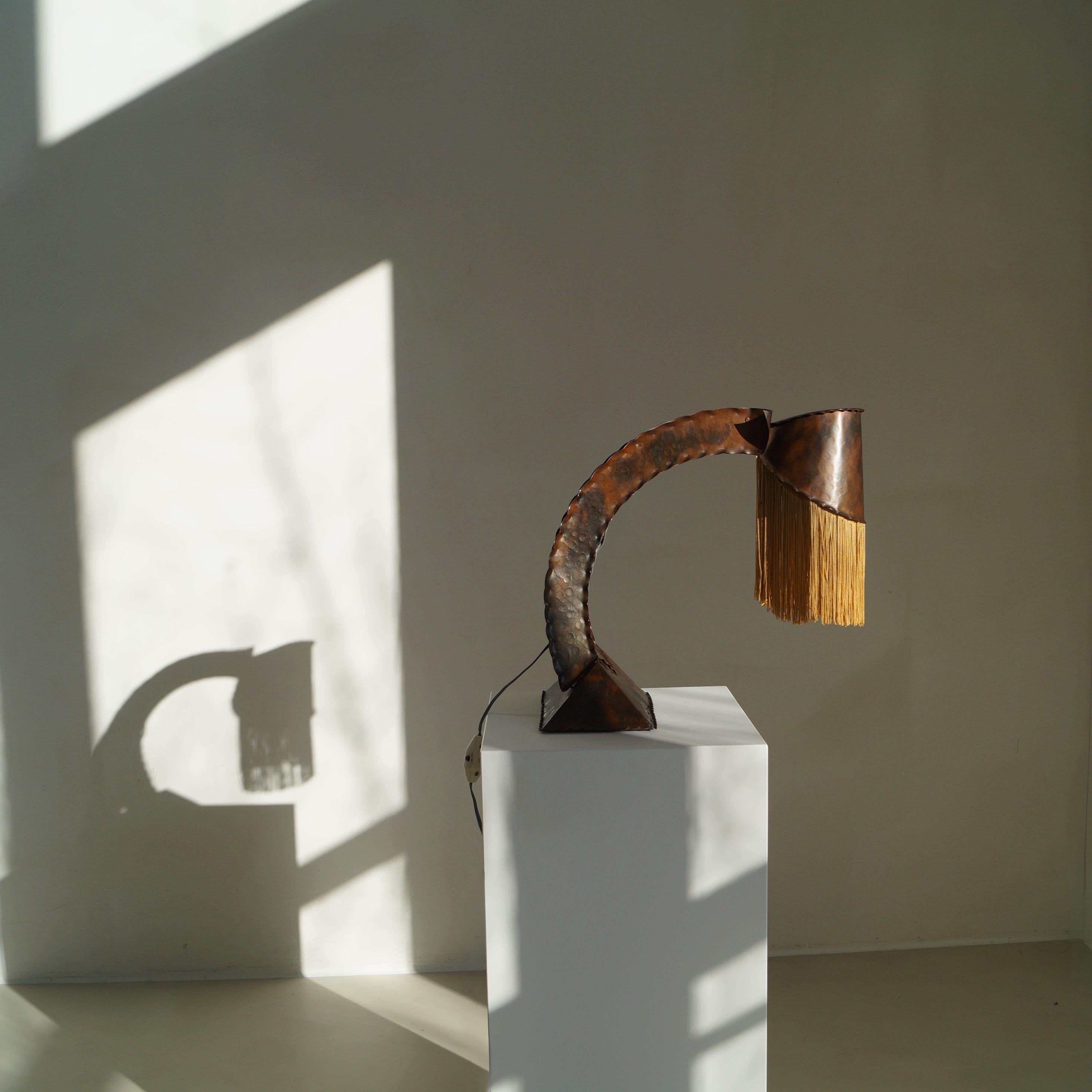 Lampe de bureau en cuivre et franges de l'école d'Amsterdam par Conrad Fehn, années 1920 en vente 1