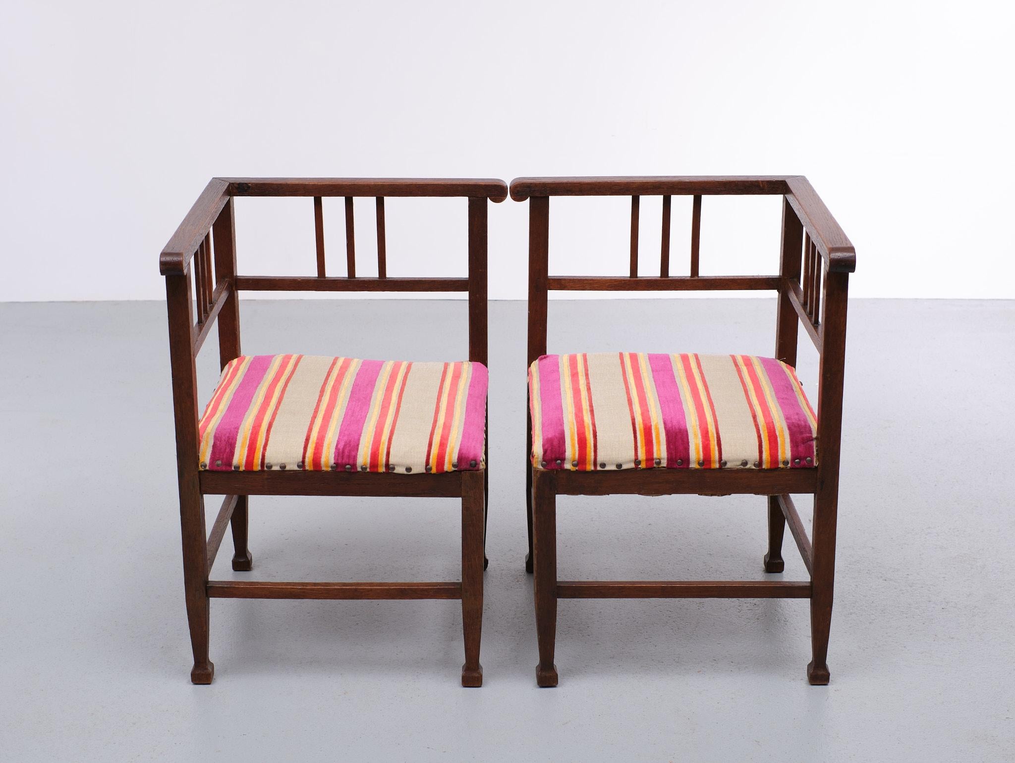 Deux  Très belles chaises d'angle en chêne massif. Style école d'Amsterdam.
1920s . état normal utilisé . après 100 ans . 