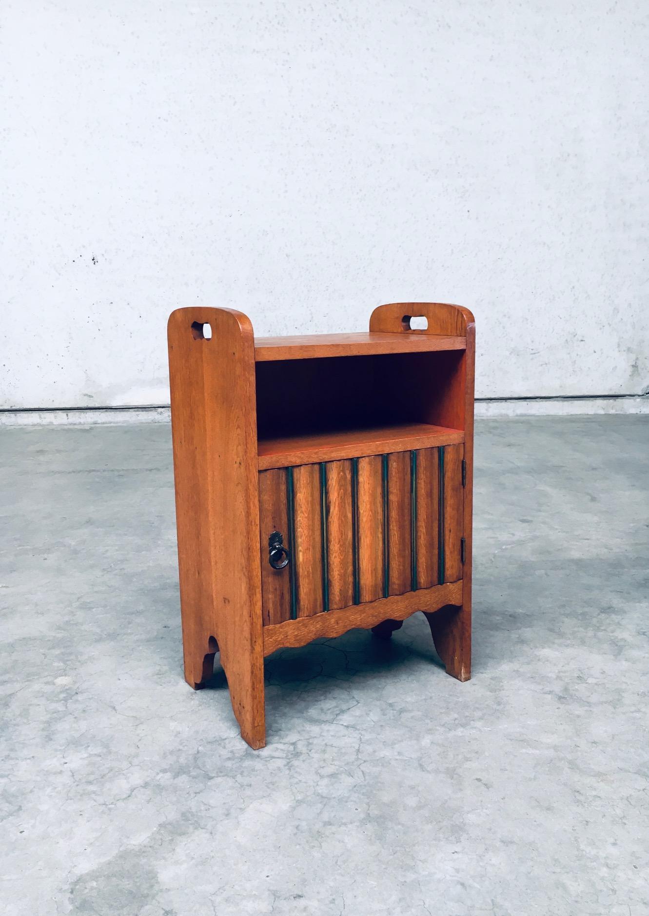 Cabinet de chevet du début du 20e siècle de l'école d'Amsterdam Arts & Crafts Design. Fabriqué aux Pays-Bas, dans la région d'Amsterdam, dans la première partie du 20e siècle, période des années 1920. Fabriqué en chêne massif avec poignée en laiton