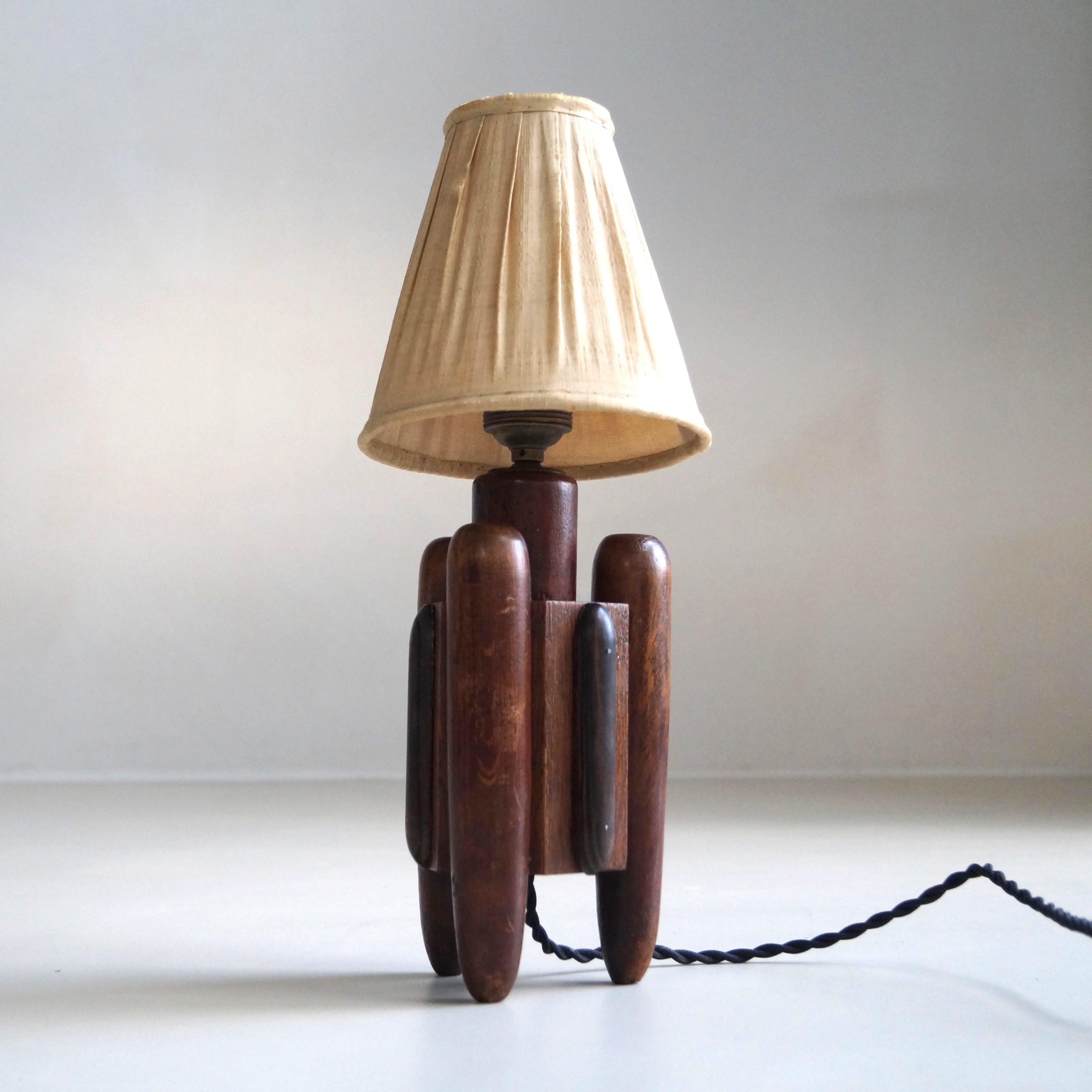 An unusual Amsterdam School / Arts & Crafts table lamp from the Dutch Art Deco period, c. 1925. The tripod design is hand crafted in oak and with macassar ebony details on each of the three sides. 

The solid oak lampbase is in good condition, the