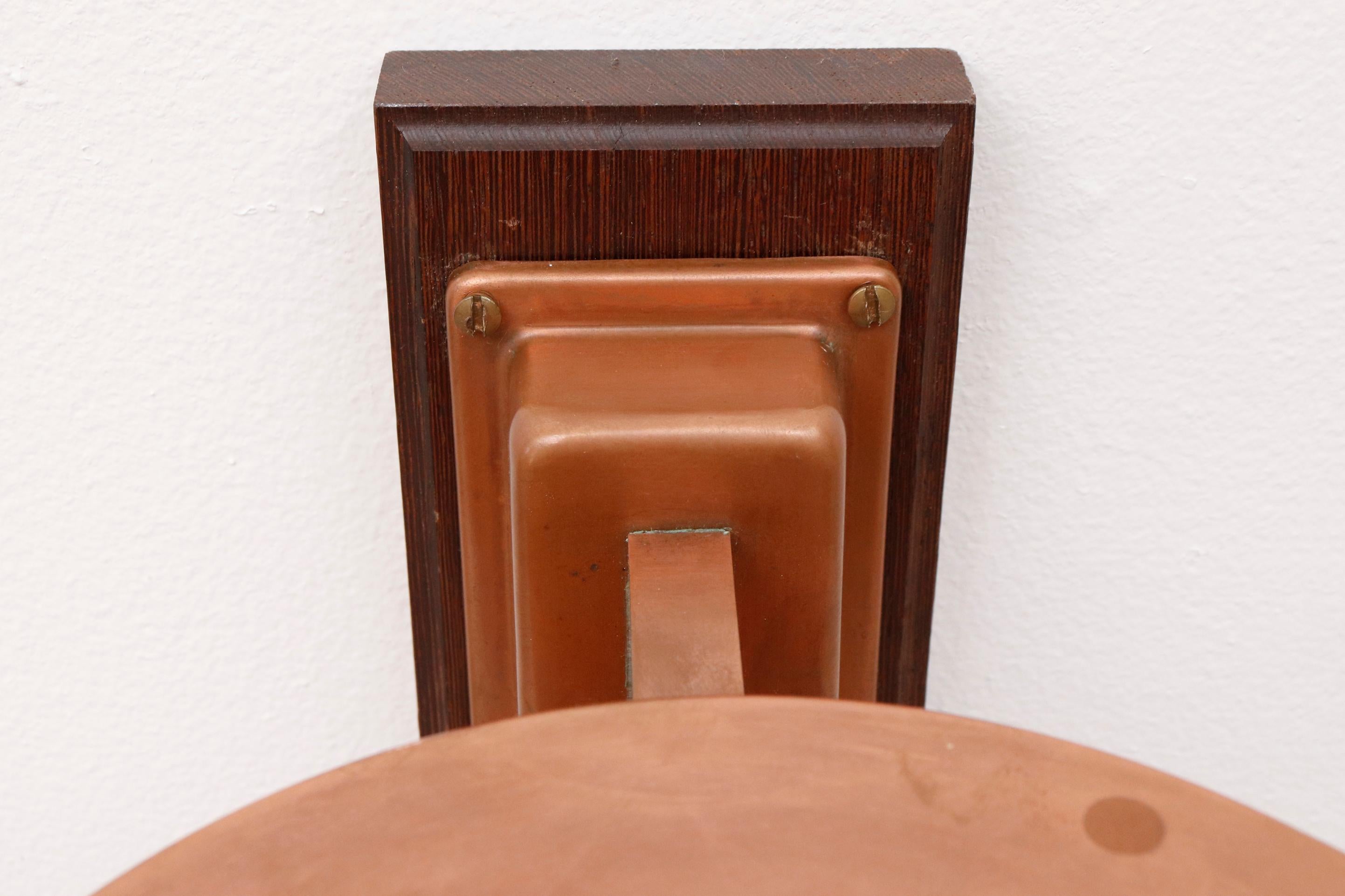 Scuola di Amsterdam, Sconce in rame, vetro lattimo e wengé in stile Frank Llyod Wright in vendita 4