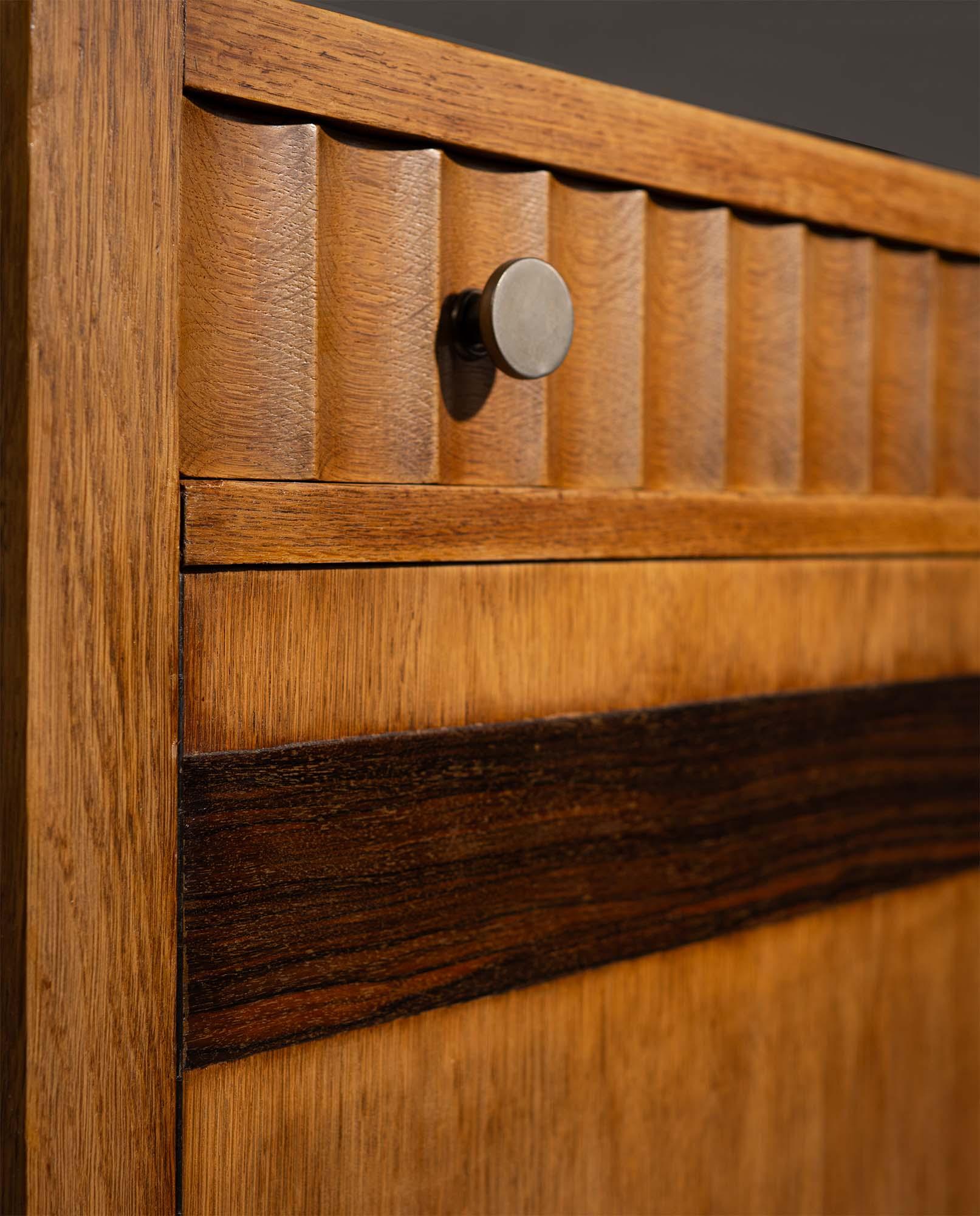 Credenza in Oak della Scuola di Amsterdam con intarsi in Coromandel, 1920-1930 in vendita 2
